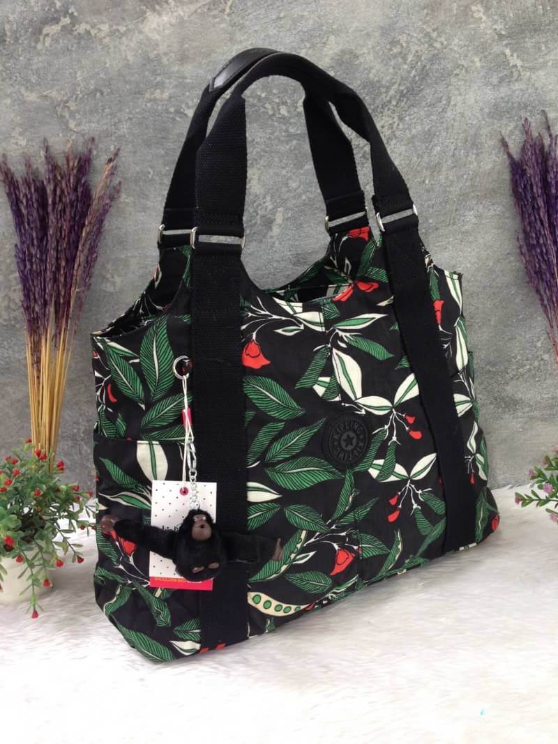 Kipling รุ่น Cicele กระเป๋าสะพายไหล่ใบใหญ่ สวยน่ารัก ตัวกระเป๋าด้านในเป็นช่องโล่งแบบปิดเปิดด้วยซิป มีช่องซิปด้านใน ด้านข้างกระเป๋า มี 2 ช่อง ปิดเปิด ด้วยเทป พร้อมที่ใส่โทรศัพท์ ปากกา และ MP 3 ในส่วนด้านใน และ ด้านข้างกระเป๋า ซ้าย-ขวา เป็นช่องขนาดเล็กสำหรั