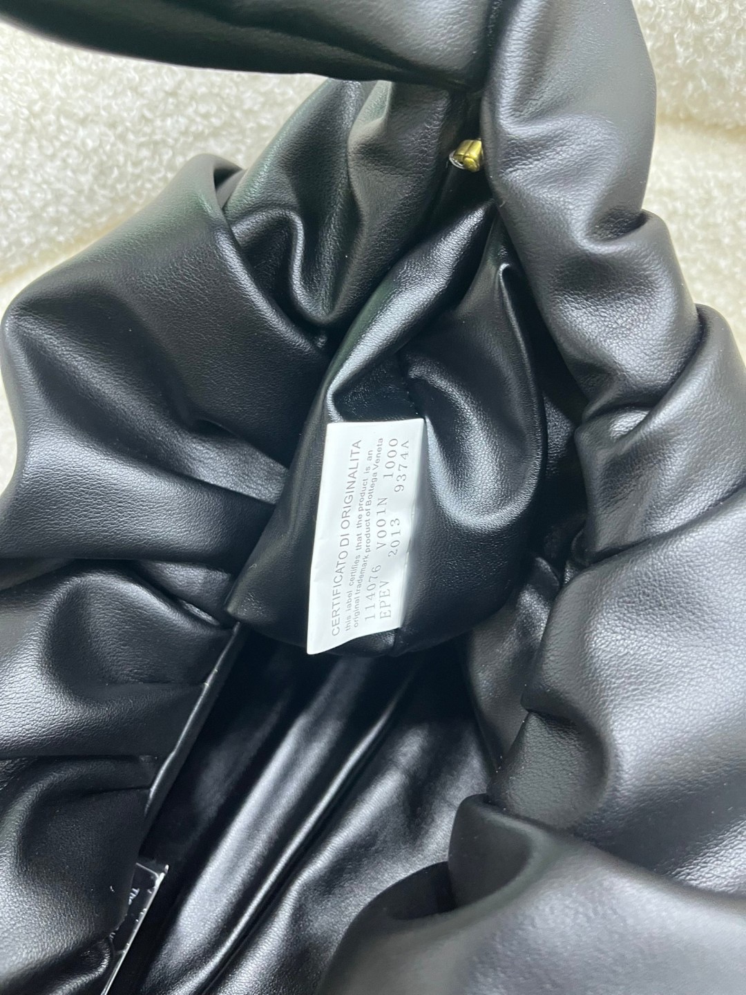 Bottega Veneta The Shoulder Pouch Bag กระเป๋าสะพายรุ่นยอดฮิต หนังเรียบสวยผิวสัมผัสนุ่มมาก ดีไซน์เฉพาะตัว ใบจริงสวยคมทุกสี