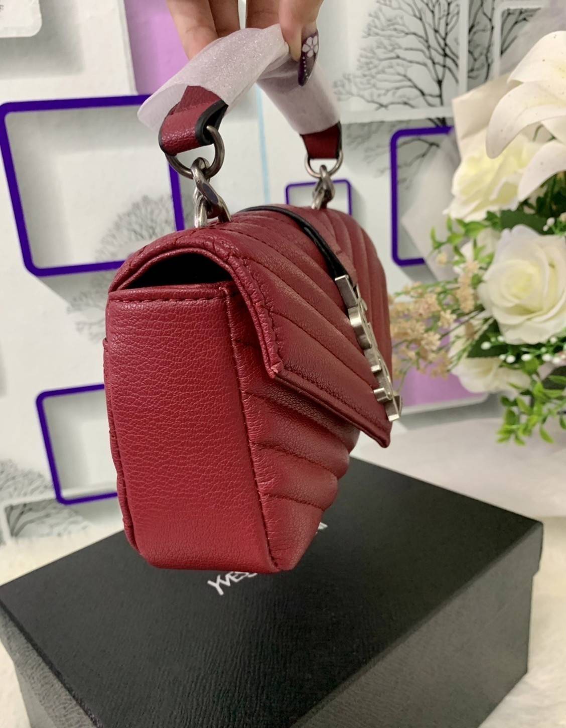 VIP 】SAINT LAURENT CLASSIC BABY COLLEGE MONOGRAM CHAIN BAG IN BLACK MATELASSE LEATHER VIP GIFT WITH PURCHASE (GWP) พรีเมี่ยมกิ้ฟ Limited Edition จาก YSL DUTY FREE COUNTER กระเป๋าสะพายรูปทรงน่ารัก ดีไซต์มาใหม่สำหรับสาวก SAINT LAURENT มีหูจับเกร๋ๆ ที่ด้านบน