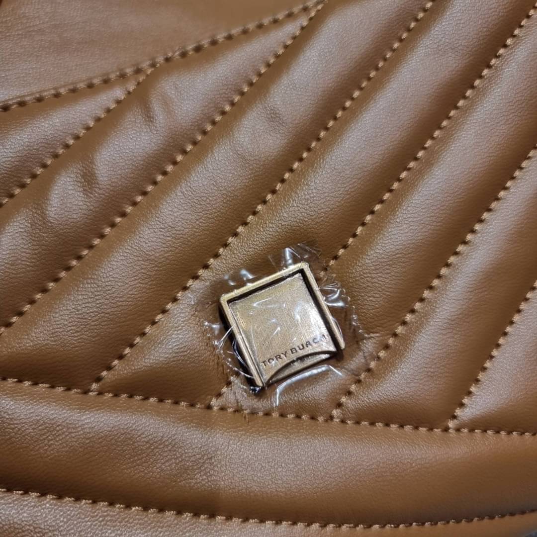 TORY BURCH KIRA CHEVRON CONVERTIBLE SHOULDER BAG (SMALL / MEDIUM) กระเป๋าสะพายรุ่นยอดฮิต ไซส์คลาสสิค ที่ใช้ยังไงก็ดูหรู ดีไซน์เฉพาะตัว วัสดุหนังแกะ สัมผัสนิ่ม เปิด-ปิดด้วยกระดุมแม่เหล็ก ภายในเป็นช่องโล่ง ใส่กระเป๋าสตางค์ มือถือ เครื่องสำอางค์ พาวเวอร์แบงค