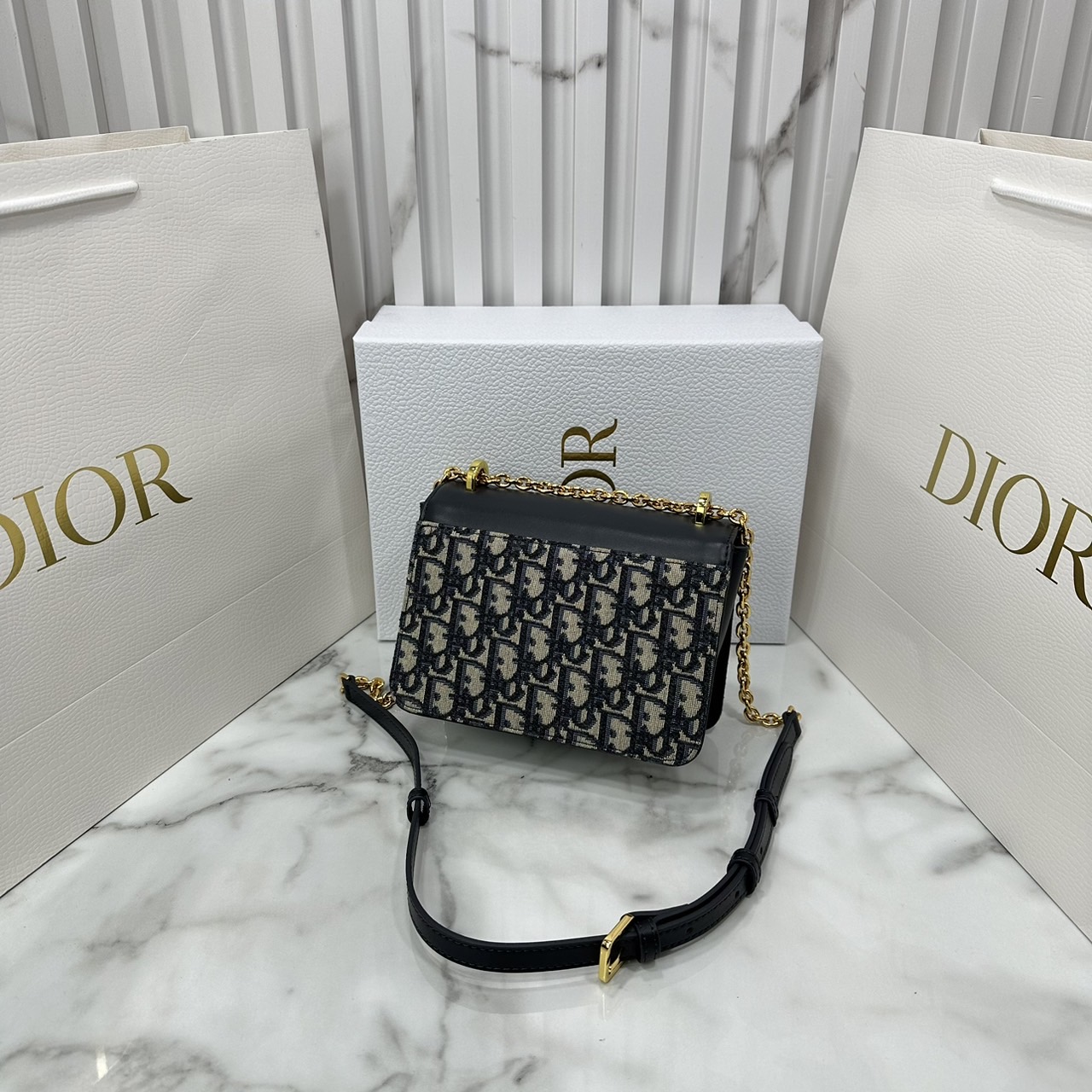 DIOR Miss Maddy Mini Bag กระเป๋าสะพายรุ่นใหม่ winter 2024 สวยหรู ดีเทลแพง รุ่นที่ใครเห็นเป็นต้องรัก ดีไซน์เรียบง่าย แต่แฝงความผู้ดี ภายในแบ่งสัดส่วนไว้ดีมาก รับรองว่าประทับใจแน่นอนจ้า
