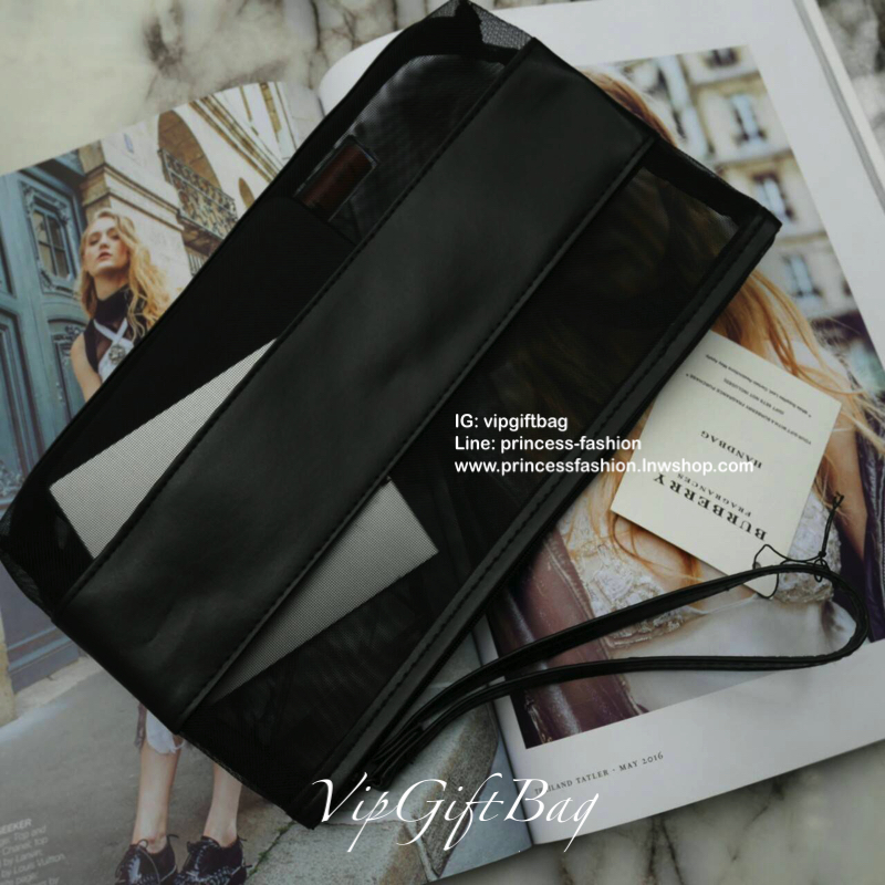 Burberry Cosmetic Purse bag สินค้าพรีเมี่ยมจากเคาน์เตอร์เครื่องสำอางค์จากแบรนด์แท้ 100% ตัวกระเป๋าเป็น Nylon โปร่งใส คาดหนังPUปั๊มแบรนด์ ปิดเปิดด้วยซิปอะไหล่ดำทั้งใบ สวยคลาสสิค จุของใช้จุกจิกได้เยอะใส่กระเป๋าสตางค์ยาวได้ แถมมีสายคล้องมือ เก๋มาก จะถือไปไหน
