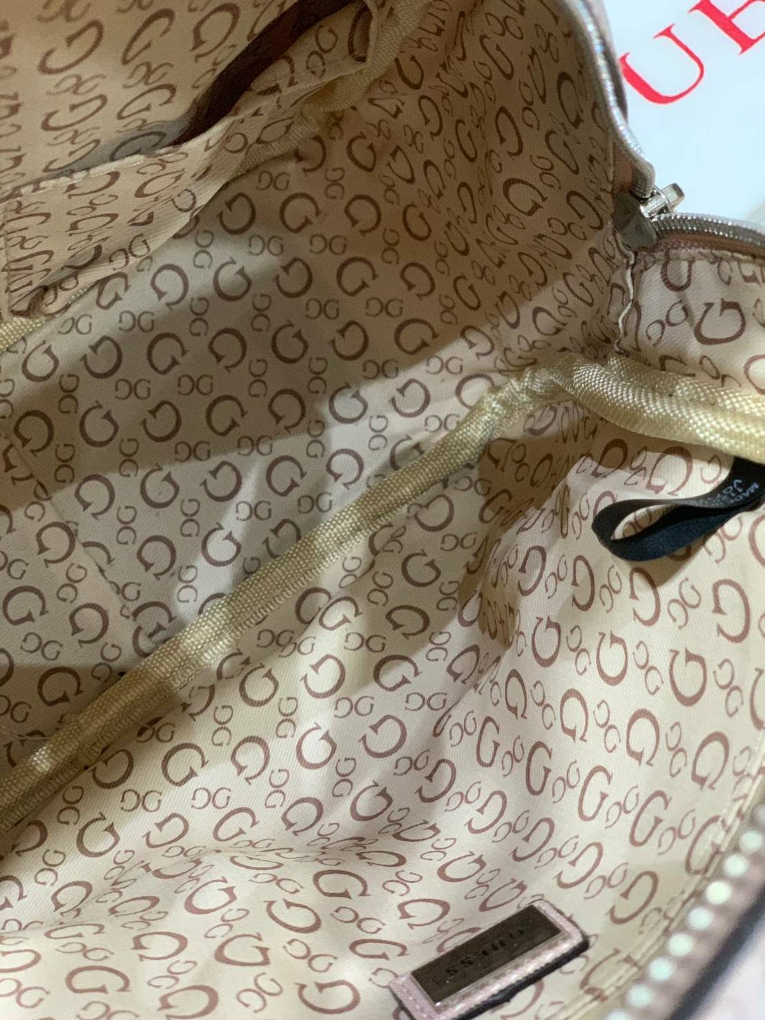 5สี Guess Woman’s Backpack กระเป๋าเป้สะพายรุ่นใหม่! วัสดุหนังsaffiano ขนาดกลางกำลังดี เปิดปิดด้วยหัวซิปหนัง ภายในบุผ้าลายsignature กว้างใส่ของได้เยอะ กระเป๋าสตางค์ยาว มินิไอแพค ด้านหน้ามีอีกหนึ่งช่องซิปเก็บของจุกจิกได้ มีโลโก้ตัวนูนเป็นดีเทลน่ารักๆ สายสะพ