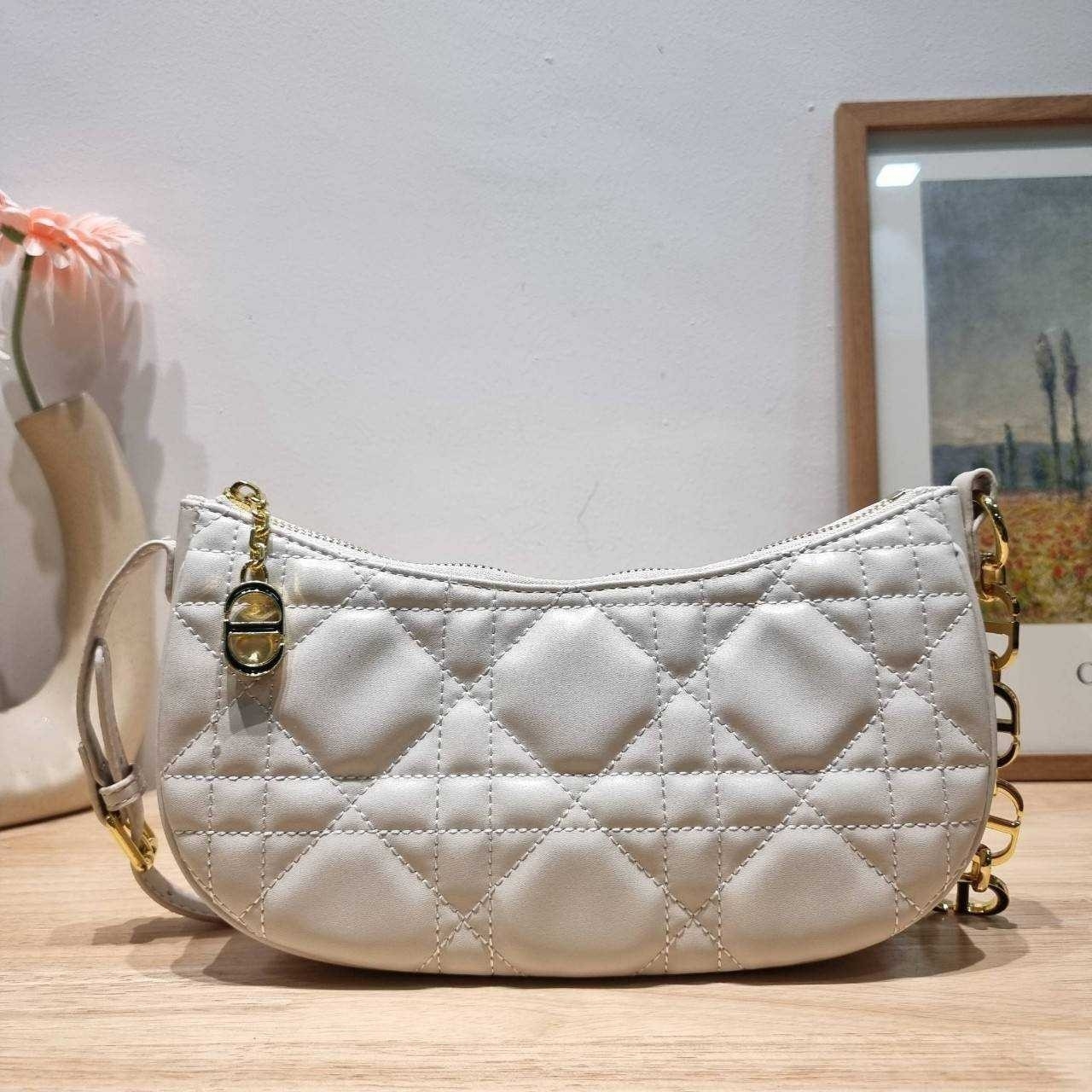 Dior White Supple Macrocannage / CD LOUNGE BAG กระเป๋าสะพายทรงพอช สวยหรู ดีไซน์เรียบ แต่ดูแพง