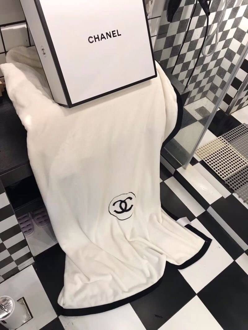 VIP GIFT 】Best Gift! Chanel Blanket พร้อมส่งไอเท็มแนะนำ ผ้าห่มนุ่มนิ่ม ขนปุยๆๆ สบายผิวมาก เนื้อผ้านิ่มฟูนุ่มใช้ได้ทุกโอกาส ขนาดกำลังดี พกพาสะดวก สามารถพกไว้ใช้ในรถ ใช้ในออฟฟิศได้ จะซื้อใช้เองหรือมอบเป็นของขวัญก็ดูดีพร้อมส่งที่ไทย ราคาสุดคุ้มไม่ต้องรอพรีฯ