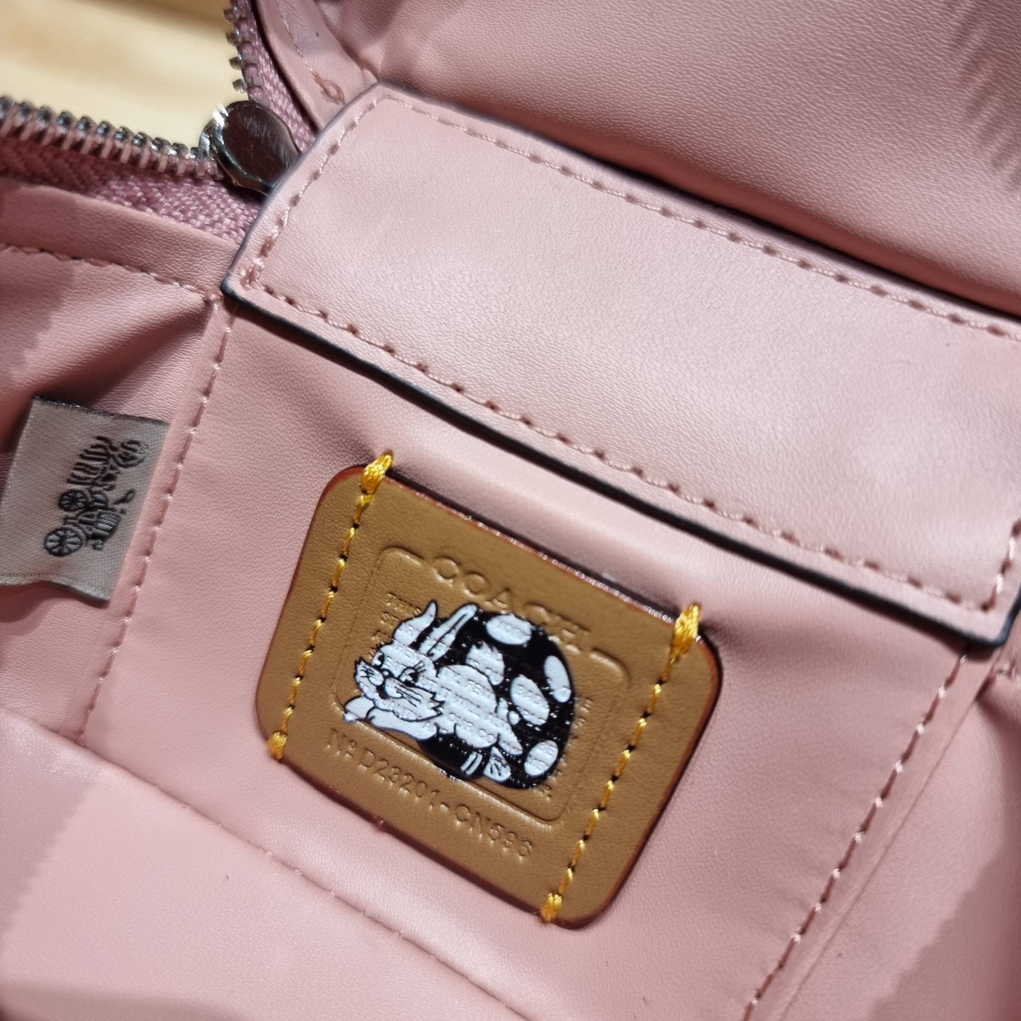 COACH TRAIL CROSSBODY 12 WITH RABBIT PRINT CN596 พร้อมส่ง กระเป๋าสะพายทรงกล่องทรงโค้ง น่ารักสุดฮิต โดดเด่นด้วยน้องกระต่าย และอะไหล่ตัวซีที่หัวซิป ใช้งานสะดวก