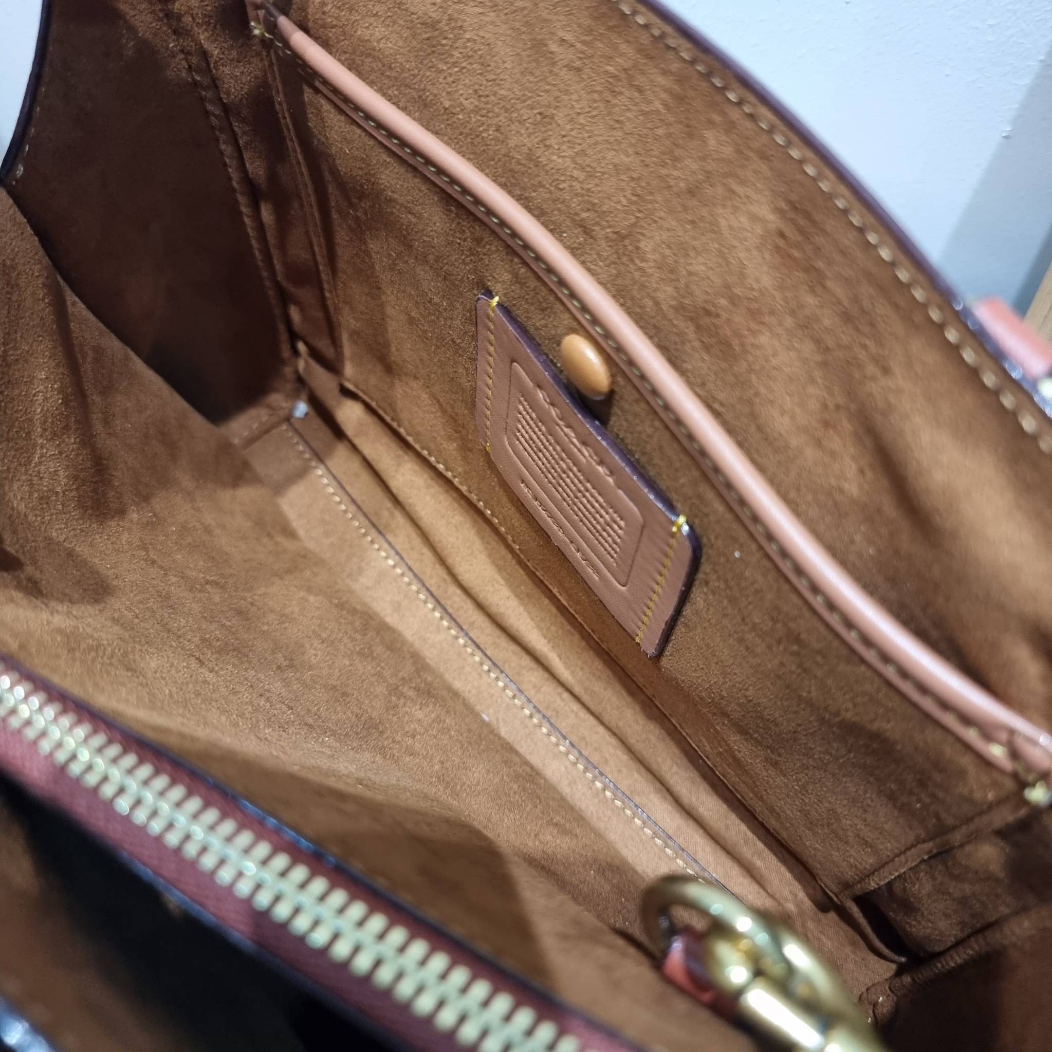 COACH brooke carryall in signature canvas CE733 ใหม่ล่าสุด อัพลุคคุณนายคุณหนูกันหน่อย กับกระเป๋าถือ/สะพายสุดหรู รูปทรงและดีไซน์ดูไฮน์มาก มีกุญแจล็อคซิปได้ วัสดุหนังแคนวาสตัดสลับหนังแท้ มีหูจับในตัว ภายในแบ่งสัดส่วนไว้อย่างดี ให้สามารถจัดเก็บของได้อย่างมีร