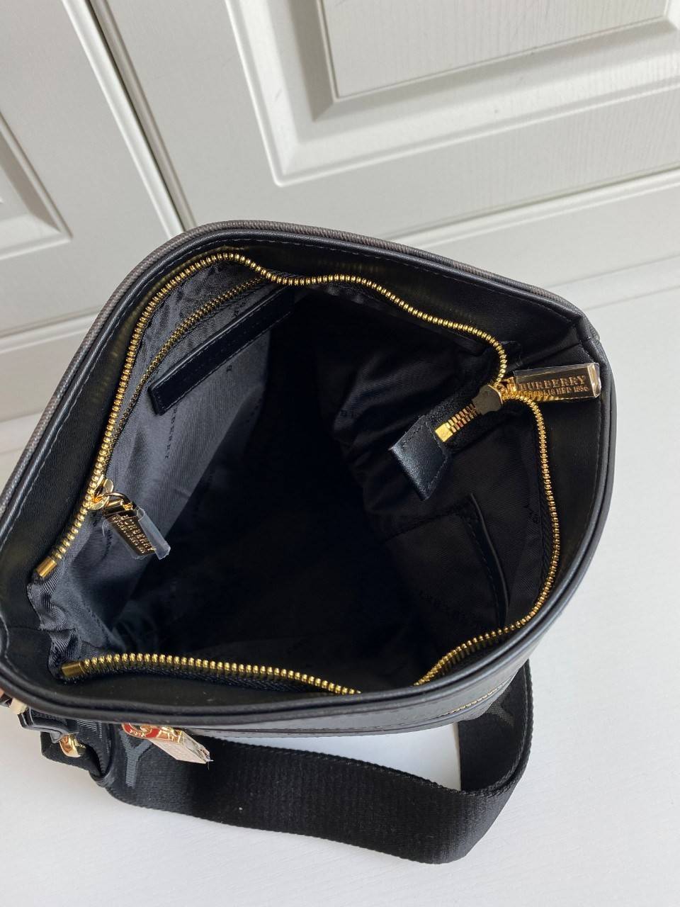 สีเทา พร้อมเป็นของขวัญ มอบให้คุณผู้ชายแล้วค่ะ สำหรับ BB CROSSBODY VINTAGE BAG VIP GIFT WITH PURCHASE (GWP) พรีเมี่ยมกิ๊ฟ Limited Edition จากBURBERRY วัสดุหนังโทนสีสุภาพ คลาสสิก ตกแต่งด้วยซิปสะดวกใช้ด้านหน้า ช่องหลักเปิดปิดด้วยซิปยาวด้านบน พร้อมช่องซิปอีกห