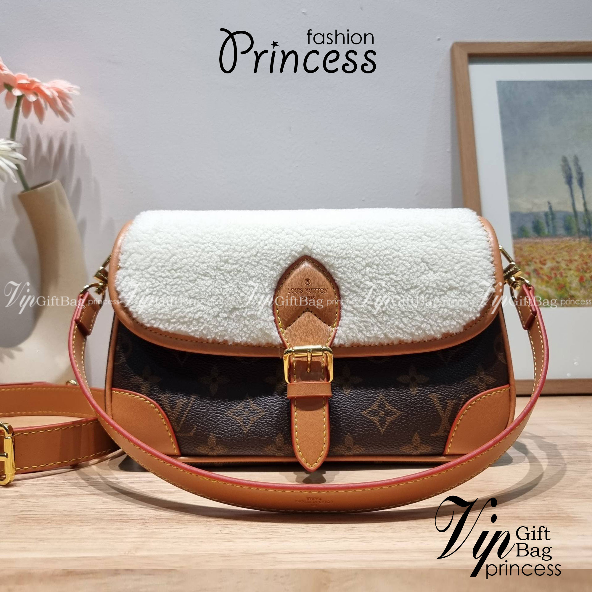 LV DIANE FLEECE BAG ใหม่กับรุ่นที่ทำมาจำนวนจำกัด ดีไซน์ต้อนรับอากาศเย็นๆช่วงส่งท้ายปี กับกระเป๋าสะพายทรงสวย ดีไซน์คลาสสิคซ่อนความหรู ด้วยการตกแต่งขนฟูนุ่ม วัสดุหนังแคนวาสตัดสลับหนังแท้ เปิด-ปิดกระเป๋าด้วยกระดุมแม่เหล็ก ภายในเป็นช่องโล่ง ใส่ของสำคัญได้ครบ