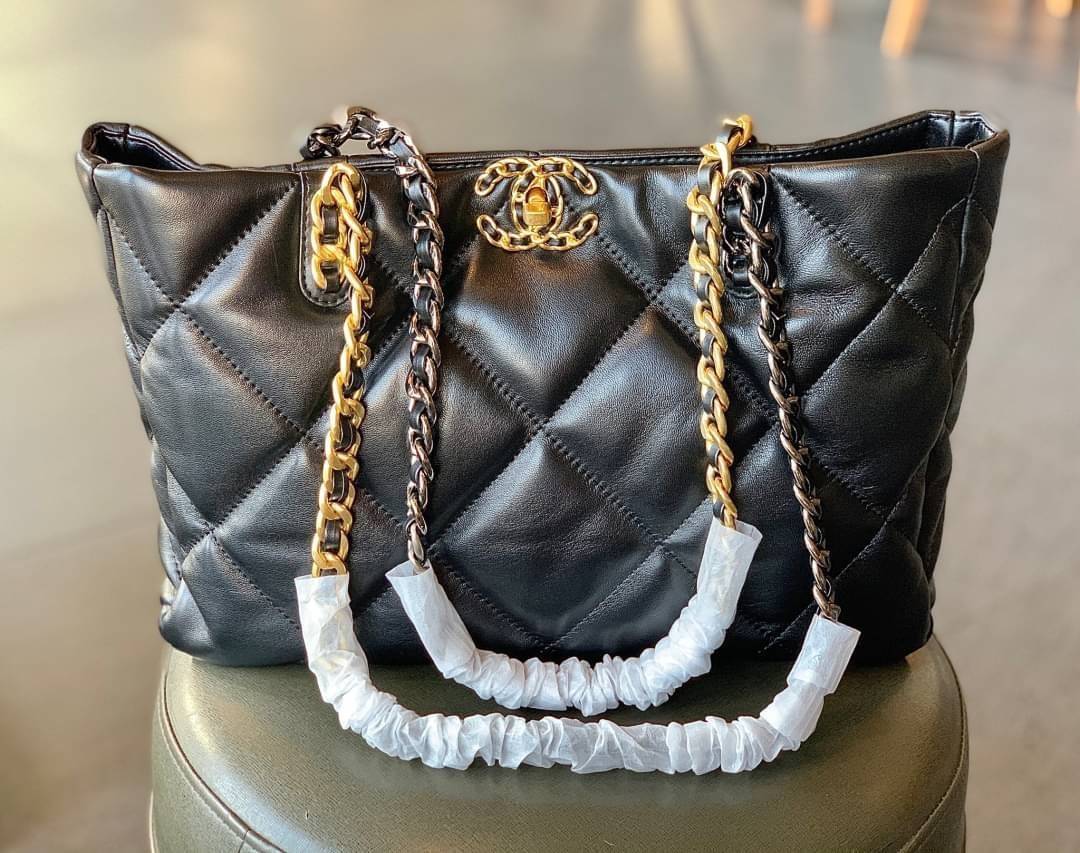 CHANEL SHOPPING BAG พร้อมส่ง ใหม่ล่าสุด และที่สุดของที่สุด กระเป๋าหนังแกะสังเคราะห์อย่างดี ใบใหญ่ 📌หนังนุ่มมากๆ ลายนวม หนังมีความลื่นเงาค่ะ 🌟โดดเด่นด้วยโลโก้แบรนด์และสายสะพายไหล่ใช้โลหะอย่างดีแถมสวยและหรูมากๆเลย ภายในกระเป๋ากว้างใส่สัมภาระ