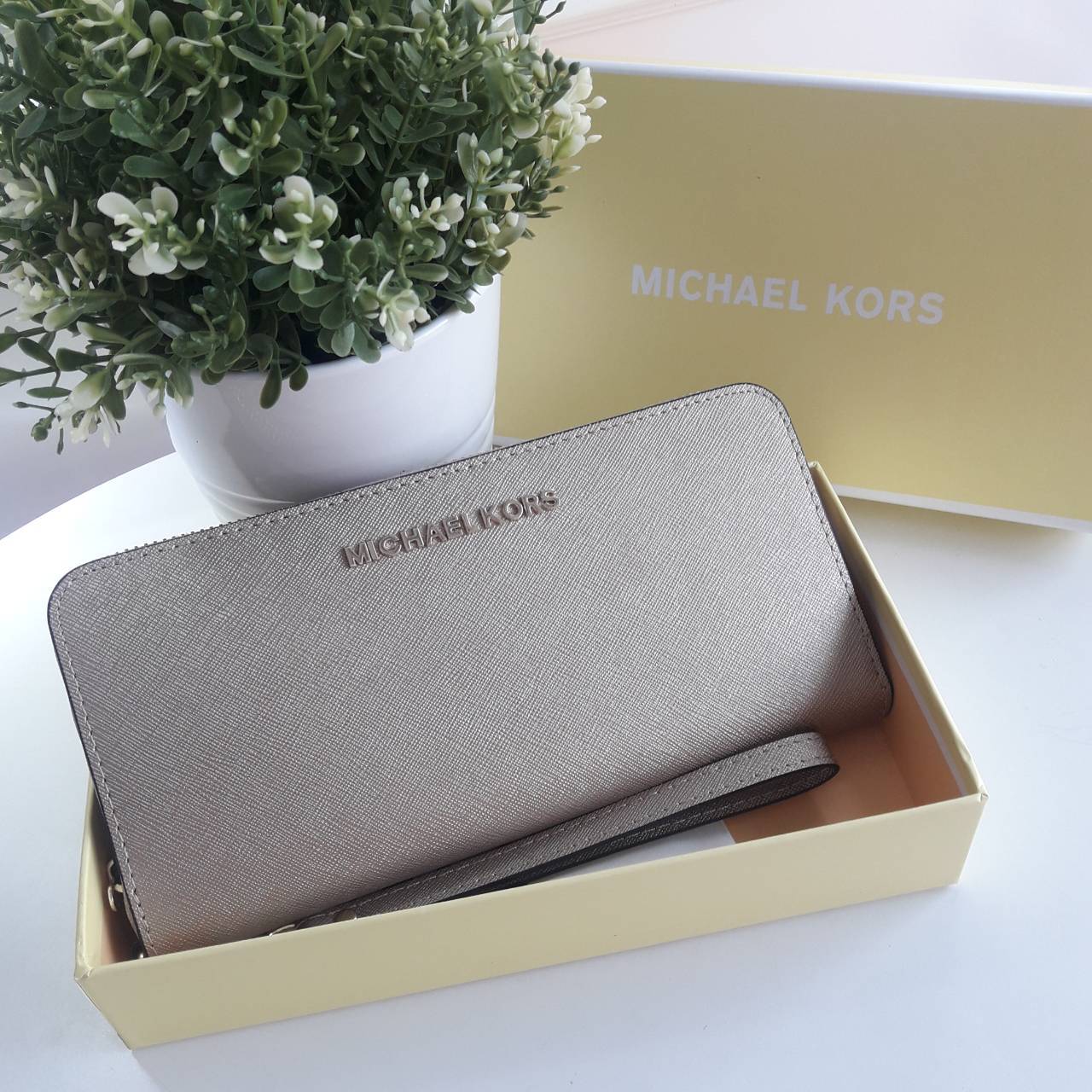 Best seller! งานขายดี รุ่นใหม่คะ Michael kors saffiano Wallet กระเป๋าสตางค์ใบยาว หนัง Saffiano ซิปรอบ สวยหรู มาก อะไหล่ปั้มโลโก้แบรนด์ ด้านในมีช่องใส่บัตร เยอะม้ากกก อีกด้านมีช่องแบงค์+ซิปใส่เหรียญ จุของได้เยอะจริงๆคะ ใส่ iphone 6+ ได้ สวยหรูดูดี อุปกรณ์ค