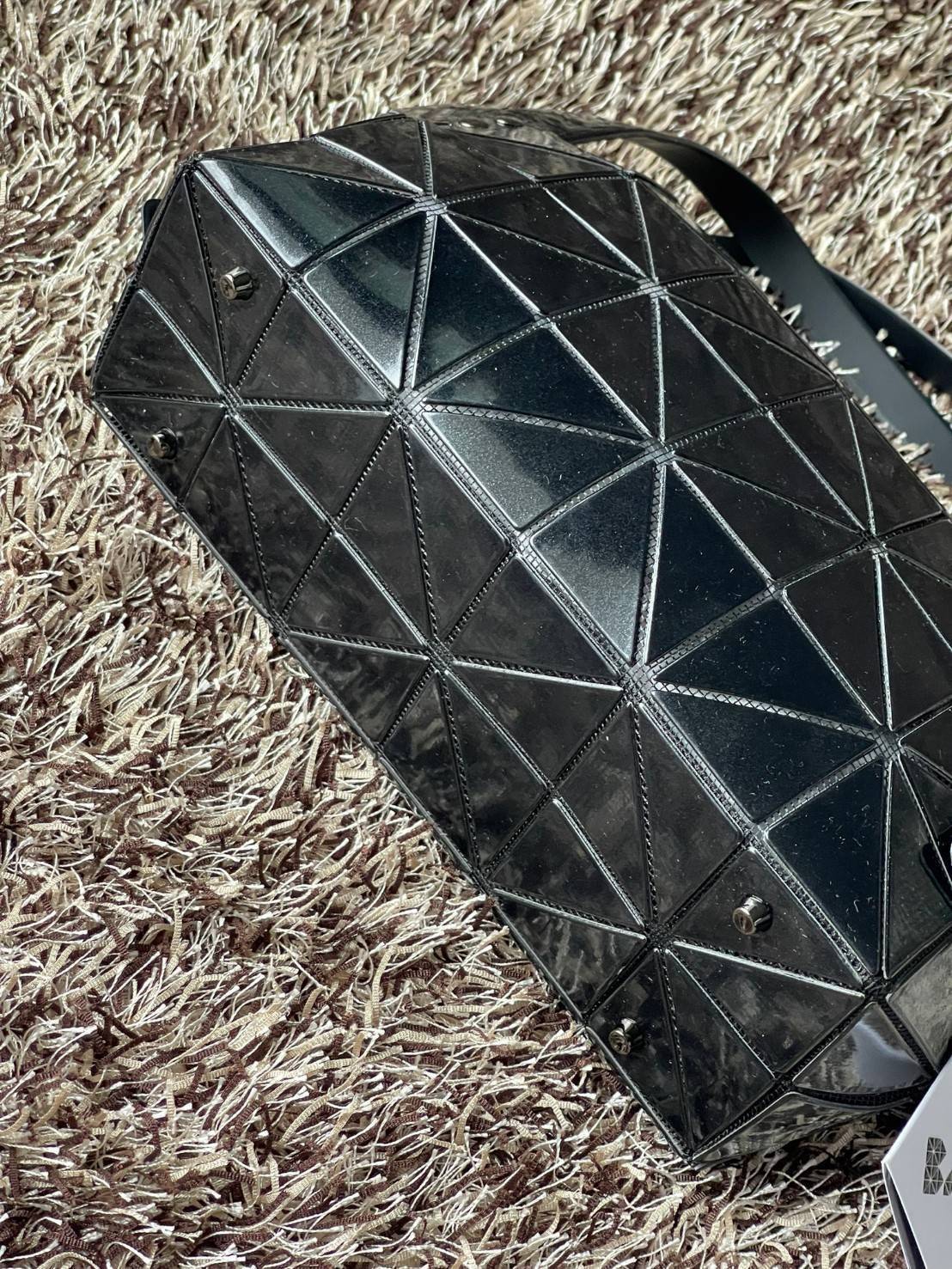 BaoBao Issey Miyake Small Boston Bag กระเป๋าบอสตันที่มีดีไซน์สปอร์ต มีช่องซิปที่ทำให้หยิบสิ่งของออกมาได้ง่ายแล้ว แบบกว้างที่ด้านล่างของกระเป๋ายังให้ความจุที่ยอดเยี่ยม