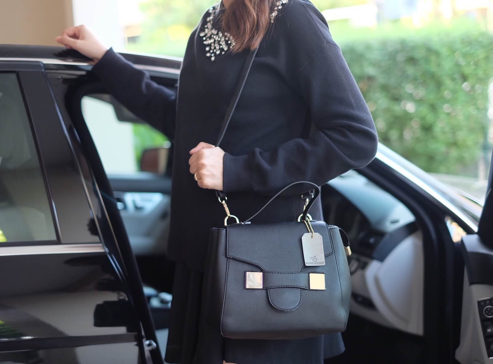 งานแท้ชนช้อป มีป้ายหนังแบรนด์ ถุงผ้าแบรนด์ให้คะ สินค้ามาใหม่ค่า สวยหรูมากกก จากแบรนด์ David Jones กระเป๋า ทรง handbag ตัวกระเป๋าเย็บติด สีดำสุดหรู ตัดกับอะไหล่ทอง ดีไซน์เกร๋ จุดเด่นใบนี้ อีกอัน ที่ มีตัวล็อคด้านในปรับเก็บทรงได้ค่า น้ำหนักเบา สามารถ ถือ หร