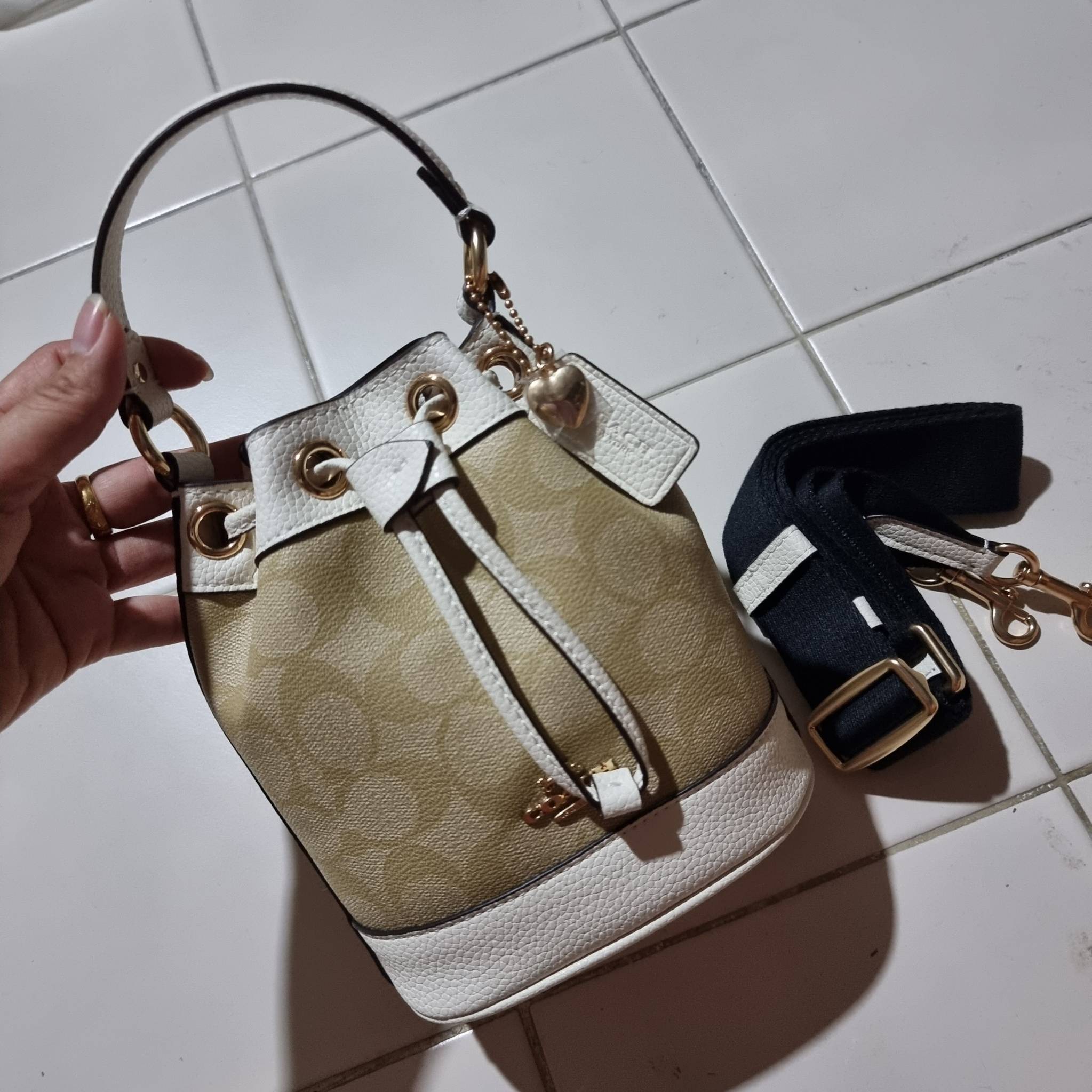 COACH C5121 DEMPSEY 15 DRAWSTRING MINI BUCKET BAG น้องคนสวยมาใหม่จ้า รุ่นใหม่กริ๊บ!! ยังไม่เข้าช็อปไทย ละมุนคุณหนูต้องมาแล้วแหละ กระเป๋าทรงถังไซส์มินิ ใช้งานง่ายด้วยการรูดหนังปิดรอบปากกระเป๋า ทุกอย่างลงตัวที่สุด!! มาพร้อมตัวห้อยรูปหัวใจสีทองกุ๊กกิ๊ก น่ารั