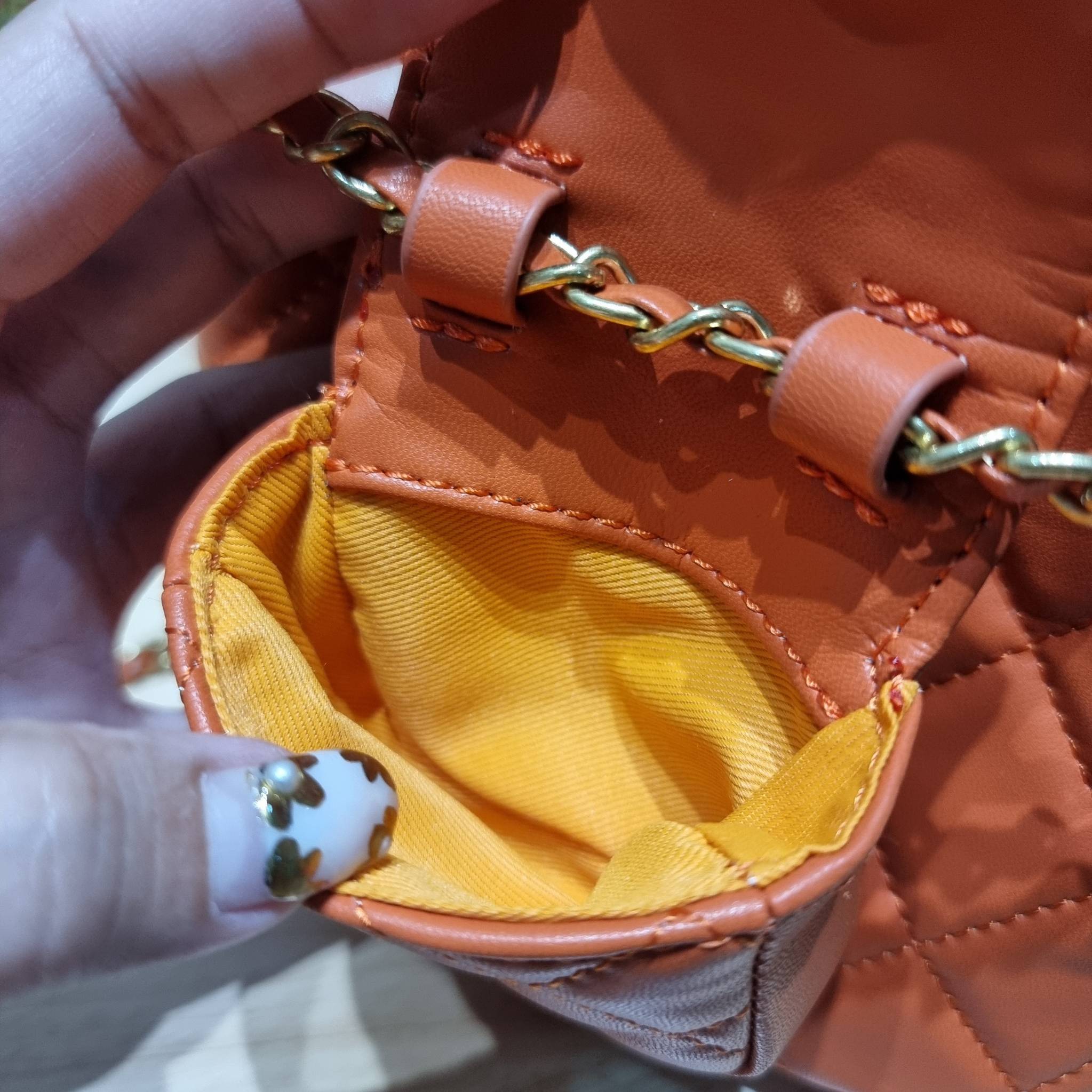 Chanel small backpack กระเป๋าสะพายหลังใบเล็ก โลหะสีทอง ดีไซน์ 2023 น้องน่ารักตะโกนม้าก!! กับกระเป๋าทรงเป้ ขนาดน่ารักน่าใช้ ดีเทลดีงาม มีใบลูกติดในตัวกระเป๋า สะดวกใช้สุดๆ