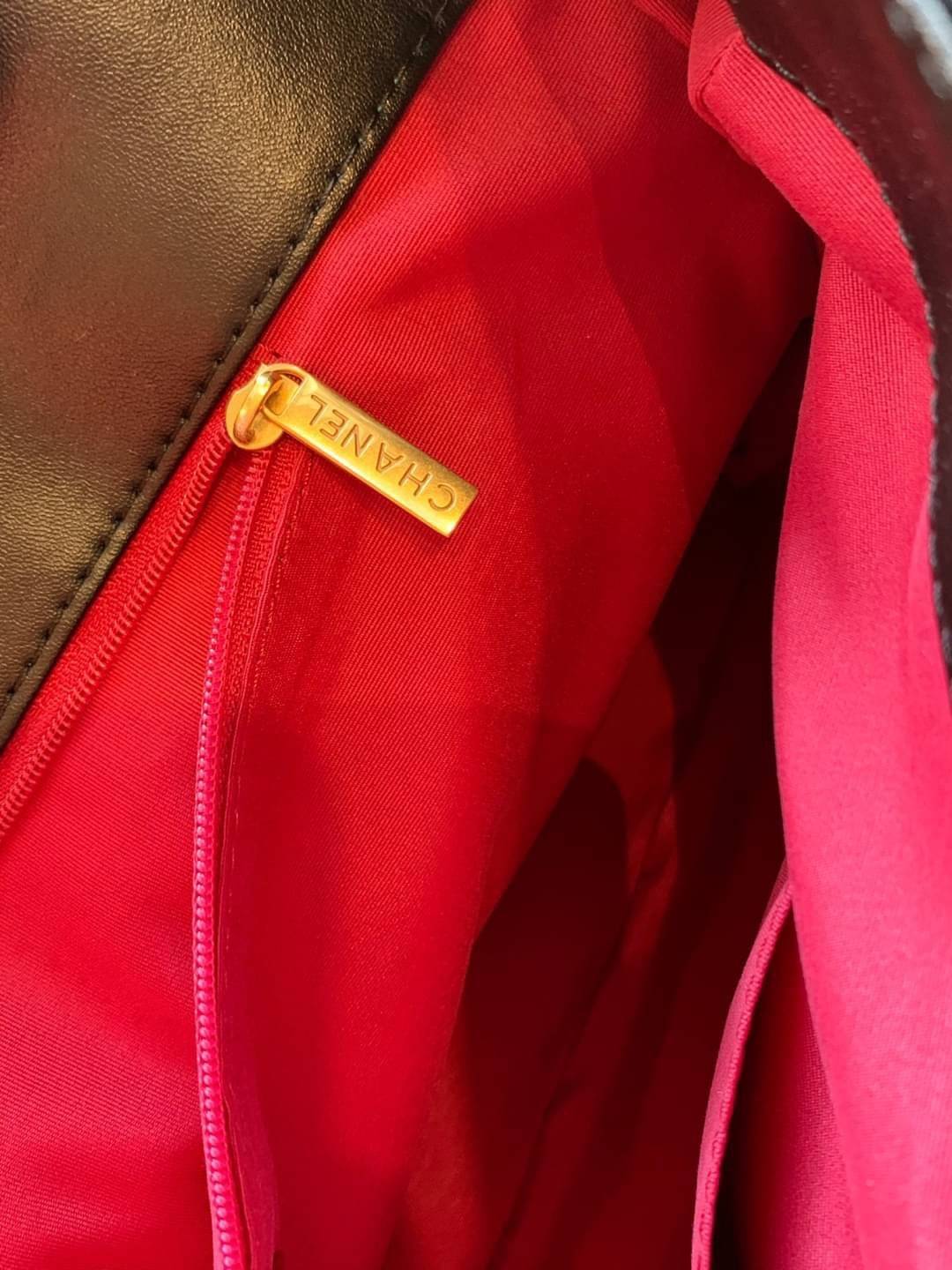 CHANEL SHOPPING BAG พร้อมส่ง ใหม่ล่าสุด และที่สุดของที่สุด กระเป๋าหนังแกะสังเคราะห์อย่างดี ใบใหญ่ 📌หนังนุ่มมากๆ ลายนวม หนังมีความลื่นเงาค่ะ 🌟โดดเด่นด้วยโลโก้แบรนด์และสายสะพายไหล่ใช้โลหะอย่างดีแถมสวยและหรูมากๆเลย ภายในกระเป๋ากว้างใส่สัมภาระ