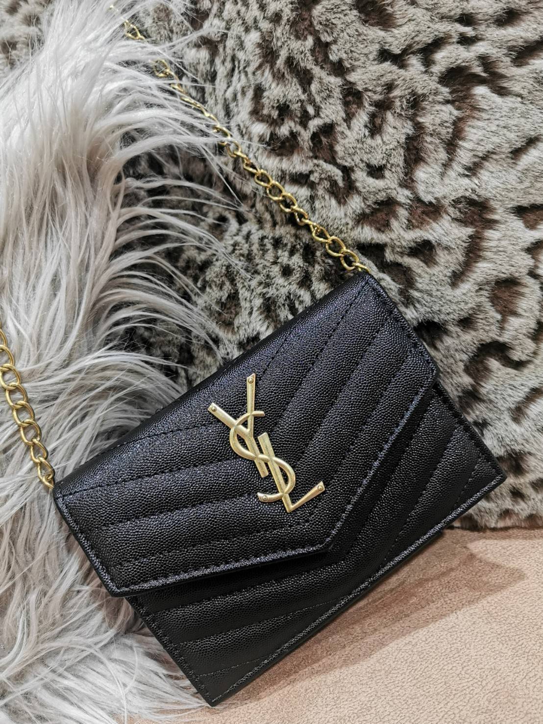 VIP 】YVES SAINT LAURENT YSL BAG VIP GIFT WITH PURCHASE GWP พรีเมี่ยมกิ้ฟ Limited จาก YSL DUTY FREE COUNTER ดีไซน์ทรงสี่เหลี่ยมหนังคาร์เวียขึ้นลายริ้วสวยอยู่ทรงเปิดปิดด้วยฝาปิด Envelop กระดุมแม่เหล็กด้านหน้าประดับโลโก้แบรนด์อะไหล่ทอง ภายในโล่งสามารถใส่มือถ