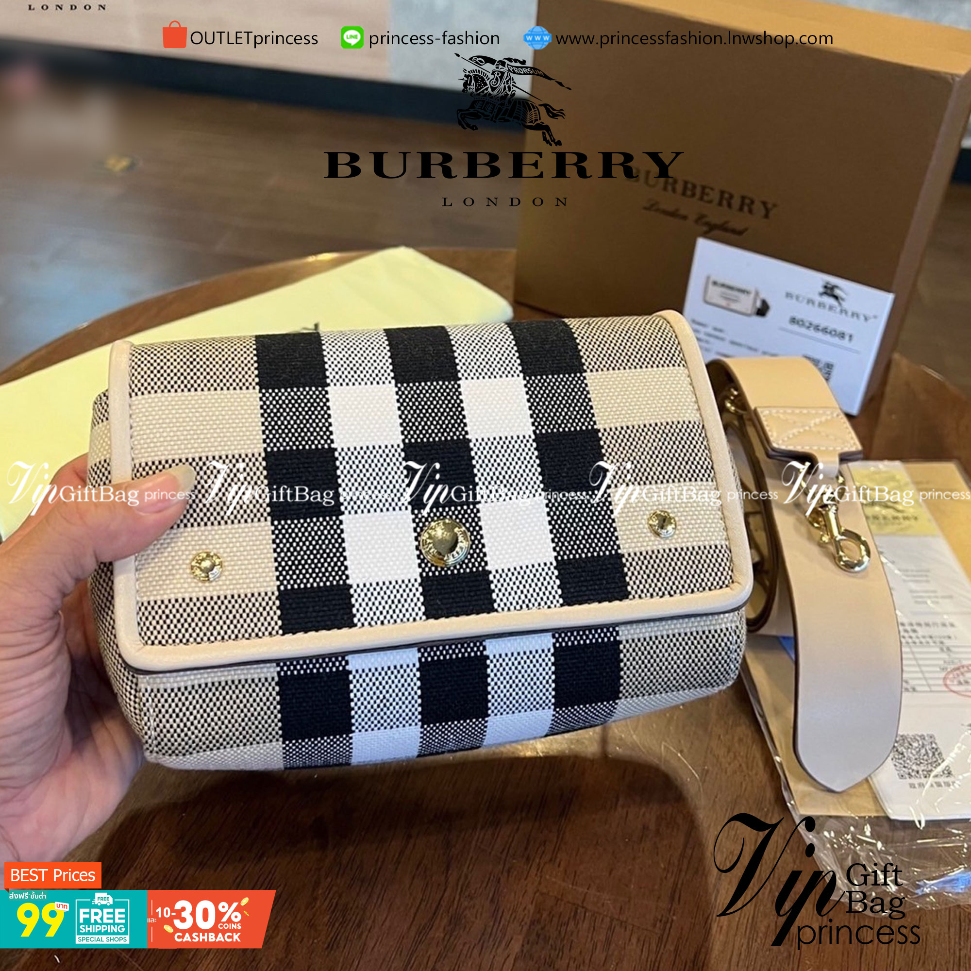 VIP 】BURBERRY FRAGRANCES VINTAGE CROSSBODY BAG กระเป๋าสะพายลายออริจินอลเรียบหรูสุดคลาสสิค เปิดหน้าสะดวกใช้ ภายในปั้มโลโก้ พร้อมสายสะพายหนังยาวปรับระดับได้จะสะพายไหล่หรือ Crossbody ก็ดูดีสวยน่าใช้มากค่ะเป็นอีกหนึ่งไอเท็มแนะนำ สินค้ามาพร้อมถุงผ้ากันฝุ่นแบรน