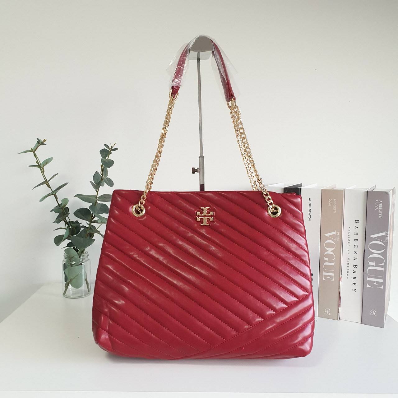 Tory Burch Kira chevron tote bag กระเป๋าทรง Tote สุดหรู ใบใหญ่ จุของได้เพียบ! วัสดุหนังแท้(Geniune Leather) หนังนิ่ม นุ่มมือมากกก มาพร้อมสายสะพายไหล่ต่อโซ่สลับหนัง อะไหล่ทองทั้งใบ ด้านข้างมีกระเป๋าเพิ่มทรงได้ ด้านในเปิดปิดด้วยกระดุมแม่เหล็ก มีช่องแบ่งใส่ข