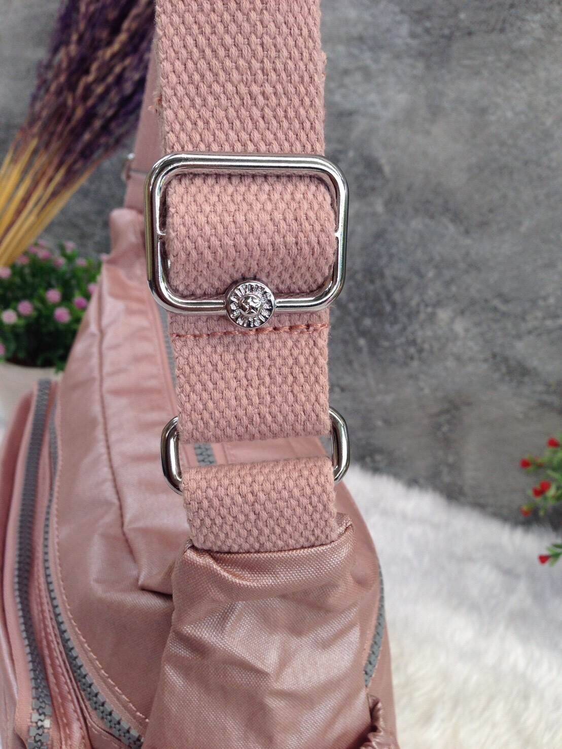 KIPLING Shoulder Bag (K25511) Outlet Hongkong กระเป๋าสะพาย วัสดุ nylon คุณภาพดี กันน้ำ ตามแบบฉบับแบรนด์ แบ่งเป็นช่องซิป 5 ช่อง สามารถใส่ไอแพด กระเป๋าสตางค์ใบยาว และมือถือได้ทุกรุ่นค่ะ จุคุ้มมากๆ น้ำหนักเบา สายสะพายปรับได้ จะสะพายไหล่ หรือ crossbody ได้สบา