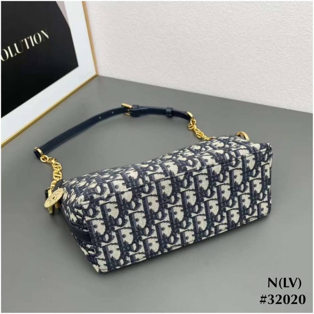 Diorstar hobo bag with chain strap กระเป๋าทรงโฮโบรุ่นใหม่ดีไซส์ทันสมัย พร้อมสายสะพายโซ่สลับหนัง ประดับเหรียญปั้มแบรนด์ รูปทรงใช้งานง่าย ได้ทั้งงานกลางวันและกลางคืน สวยหรู ดูดี มีระดับ