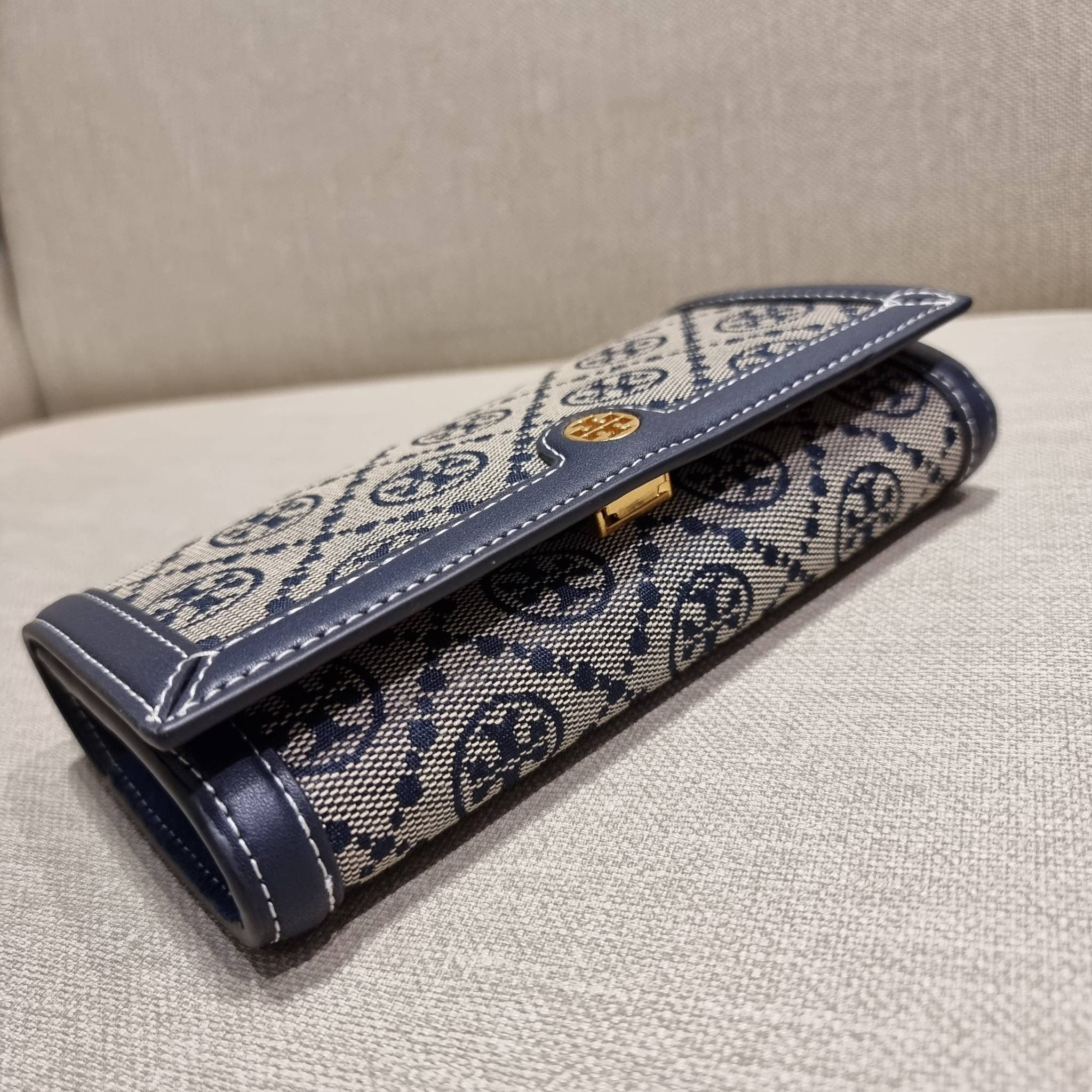 TORY BURCH T MONOGRAM JACQUARD CROSSBODY WALLET best seller ของคอลเลคชั่นนี้ ต้องไม่พลาด กับกระเป๋าสะพายกึ่งกระเป๋าสตางค์ ที่ช่วยให้ชีวิตง่ายขึ้น วัสดุผ้า jacquard ตัดสลับหนังแท้ เปิด-ปิดแบบฝาปิดแม่เหล็ก ภายในใส่ธนบัตรได้ มีช่องใส่บัตร และยังมีช่องซิปอีกด