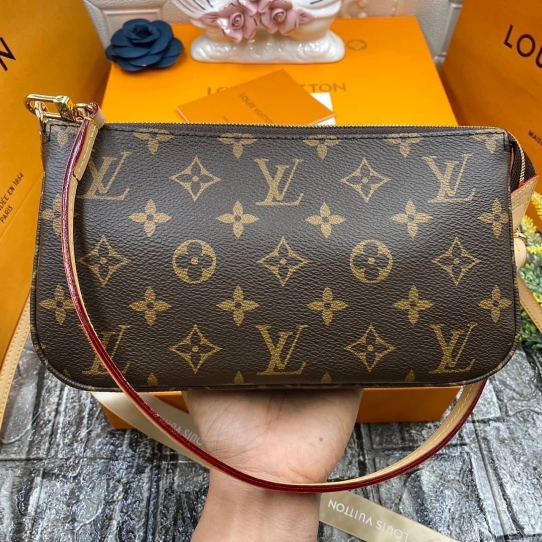 หนังแท้ LOUIS VUITTON POCHETTE น้องน่ารักน่าใช้มากๆ กระเป๋าหิ้ว//คล้องไหล่//สะพายข้าง//หรือถือแบบคลัท ชิลๆได้เลยค่า หนังแกะแท้นิ่มสวย เปิดปิดกระเป๋าแบบซิป ภายในสามารถใส่กระเป๋าเงินใบกลางได้; มือถือได้;พาสปอร์ตได้;ของจำเป็นจุกจิกสาวๆได้เยอะเลยนะคะ;พร้อมช่อ