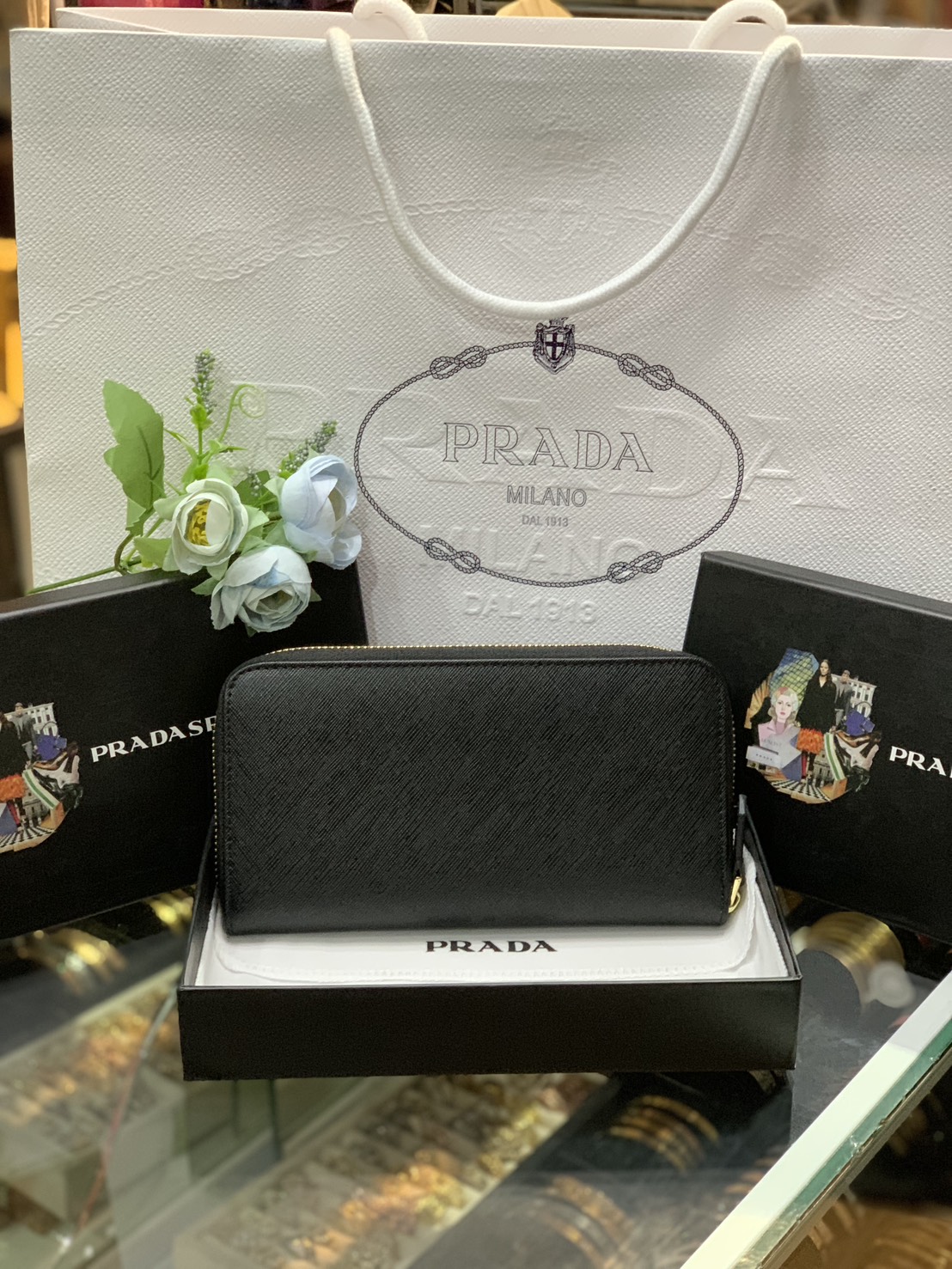 ORI หนังแท้ | Prada Long Zip Around Wallet / Prada Black Large Saffiano Leather Wallet กระเป๋าสตางค์ปราด้าใบยาวซิปรอบ เรียบหรู หนัง Saffiano มีฟังก์ชันและสไตล์ให้เลือกด้วยช่องใส่บัตรหลายช่อง