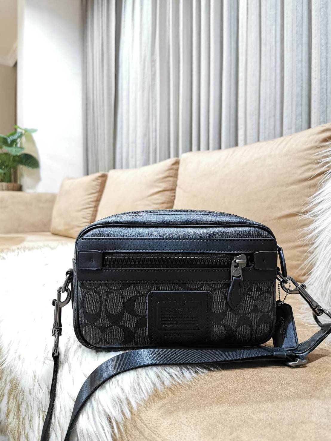 COACH FACTORY CROSSBODY IN SIGNATURE LEATHER BAG กระเป๋าสะพาย Coach Factory วัสดุ Signature refined calf leather เทคเจอร์สวยอยู่ทรงดีไซน์ยอดนิยมด้านหน้ามีโลโก้และช่องซิป ด้านหลังมีช่องใส่ของ เปิดปิดด้วยซิปแบรนด์สะดวกใช้ ภายในมีโลโก้และช่องใส่ของ ใส่กระเป๋