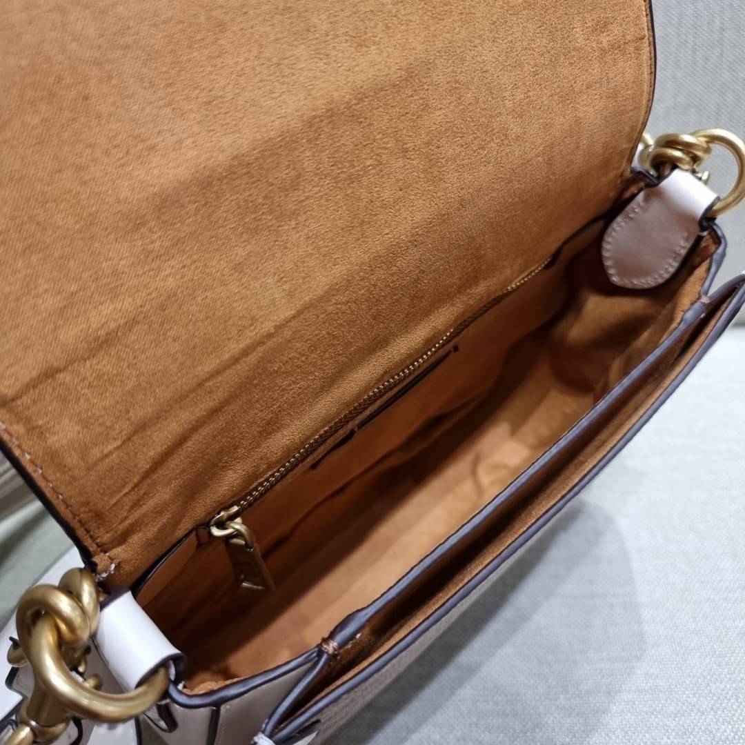 COACH C3837 BEAT SADDLE BAG WITH HORSE AND CARRIAGE PRINT The best item! ที่สาวๆรอคอย! ฮอตไฟลุก! สีหายาก ละมุนคุณหนู คอลเลคชั่นใหม่ ดีไซน์หรูหรา พิเศษมากๆมาพร้อมสายสะพาย 2 เส้น ใช้คู่กันหรือแยกสะพายก็สวยครบสูตร กระเป๋าสะพายทรง saddle คลาสสิค เปิด-ปิดด้วยก