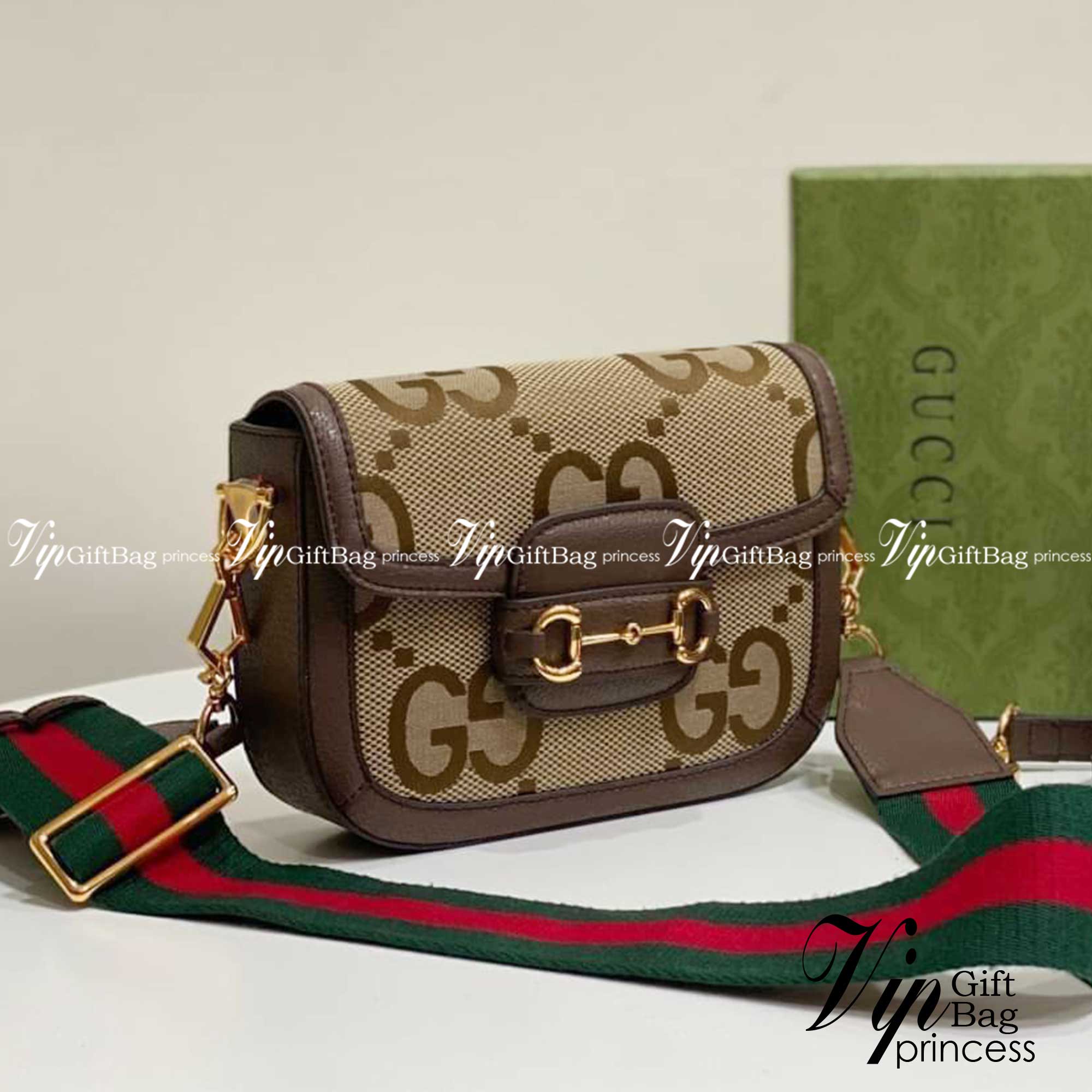 GUCCI Horsebit 1955 jumbo GG mini bag กระเป๋าสะพายสุดหรู ผ้าแคนวาส GG จัมโบ้ สีคาเมลและสีน้ำตาลอีโบนี ตราสัญลักษณ์ของแบรนด์อันเป็นที่จดจำได้ในทันที สัญลักษณ์ช่วยเสริมการออกแบบในรูปแบบใหม่ที่คาดไม่ถึง เบื้องหลังสัญลักษณ์ทุกอันคือประเพณีและคุณค่าของแบรนด์ ส