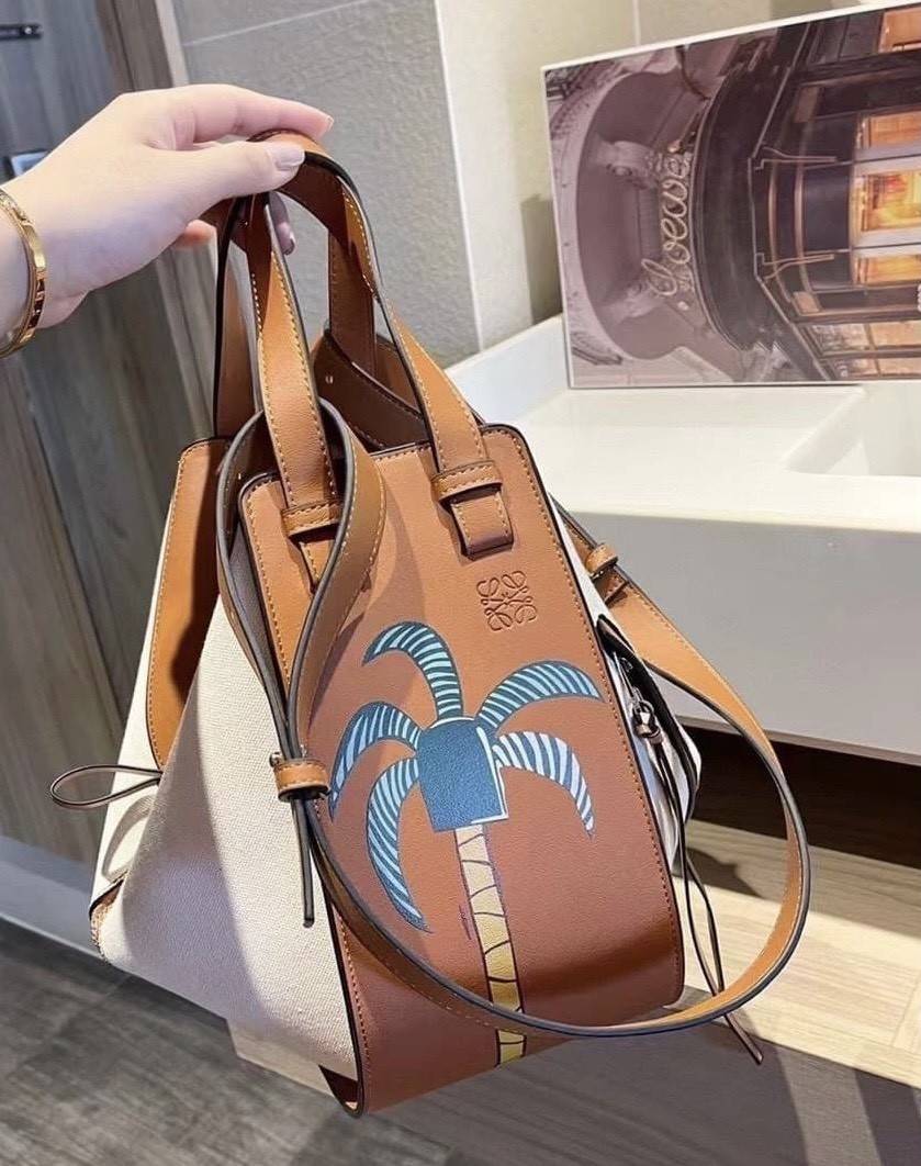 Loewe Hammock Bag / Loewe Small Hammock Tan Ken Price La Palme Edition / กระเป๋าสไตล์แคชชวล พิมพ์ลายต้นปาล์ม