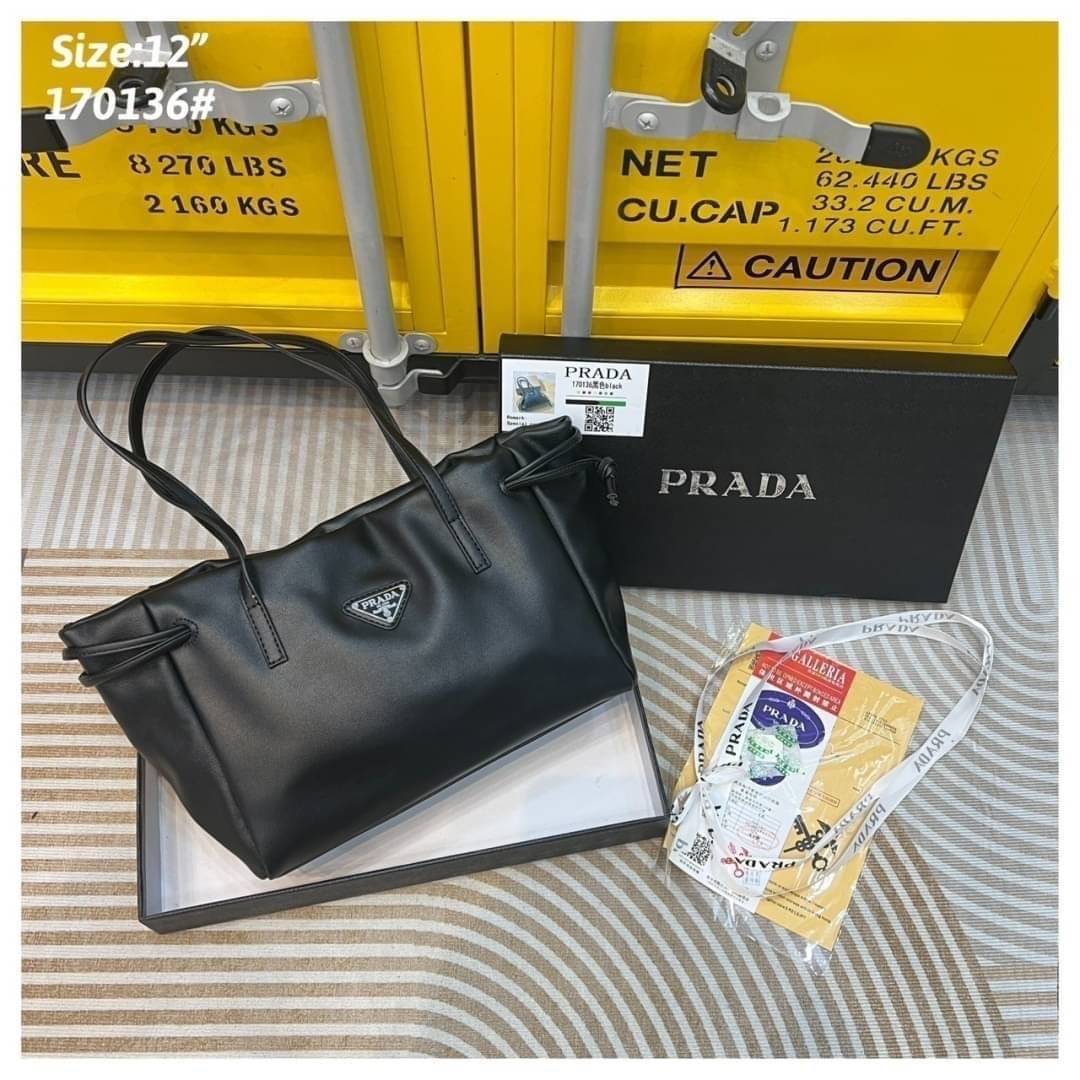 PRADA medium leather handbag กระเป๋าสะพายไหล่ดีไซน์สวยใช้งานง่าย สะเทือนวงการแฟชั่นแบบสุด! สาวๆหนุ่มๆติดแกลมต้องไม่พลาด สวยดูแพง