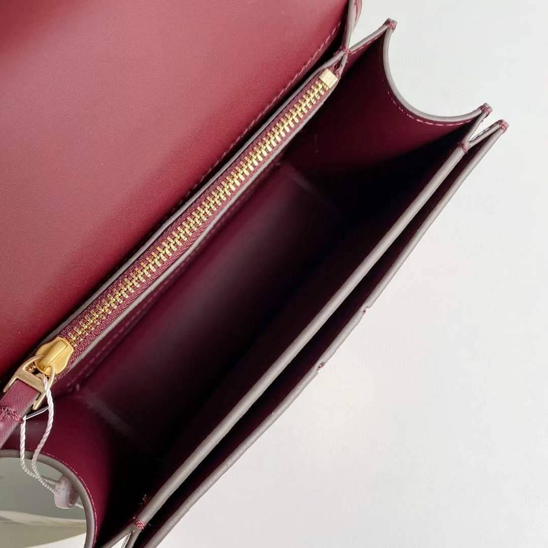 Tory Burch Small Eleanor Patchwork Convertible Shoulder Bag กระเป๋าทรงกล่อง ใบเล็กตัดเย็บจากหนังลูกวัว หนังกลับ และหนังงูนูน พร้อมขอบทาสีด้วยมือ อัญมณีแห่งหัตถศิลป์ ออกแบบมาให้พกพาสะดวก อะไหล่ทองเหลือง