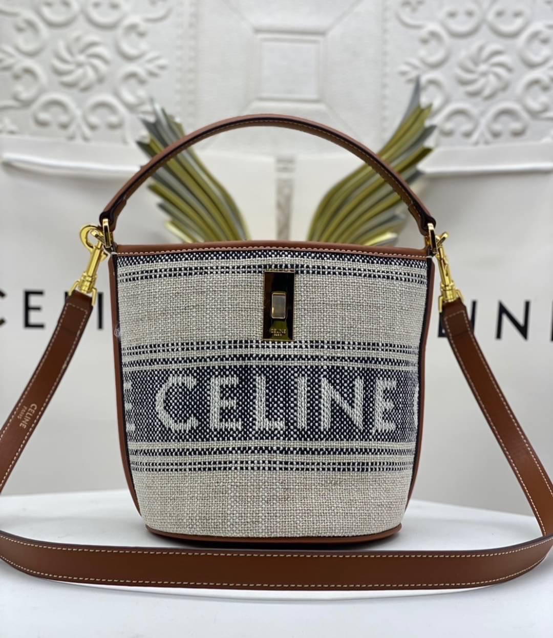 small CELINE TEXTILE BUCKET BAG / CELINE TEEN BUCKET in STRIPED TEXTILE WITH JACQUARD ดีไซน์ทรง Bucket small size เนื้อหนาแข็งแรง ภายในกว้างและจุใส่สัมภาระได้เยอะจุใจ อะไหล่แบรนด์สีทองสุดหรู
