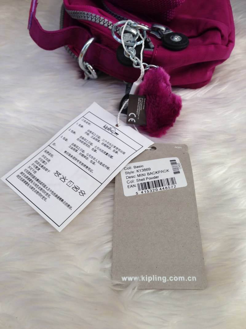 Kipling Mini Shoulder Bag K13869 Outlet Hongkong กระเป๋าสะพายไหล่ใบเล็กน่ารัก วัสดุผ้าไนล่อนกันน้ำอย่างดีตามแบบฉบับแบรนด์ แบ่งเป็นช่องซิป 3 ช่อง มีหูจับ ด้านในบุผ้าแบรนด์ มาพร้อมพวงกุญแจน้องลิง ใบนี้จุของได้เยอะน้ำหนักเบาค่ะ เหมาะมากกับการสะพายไปเที่ยวชิว