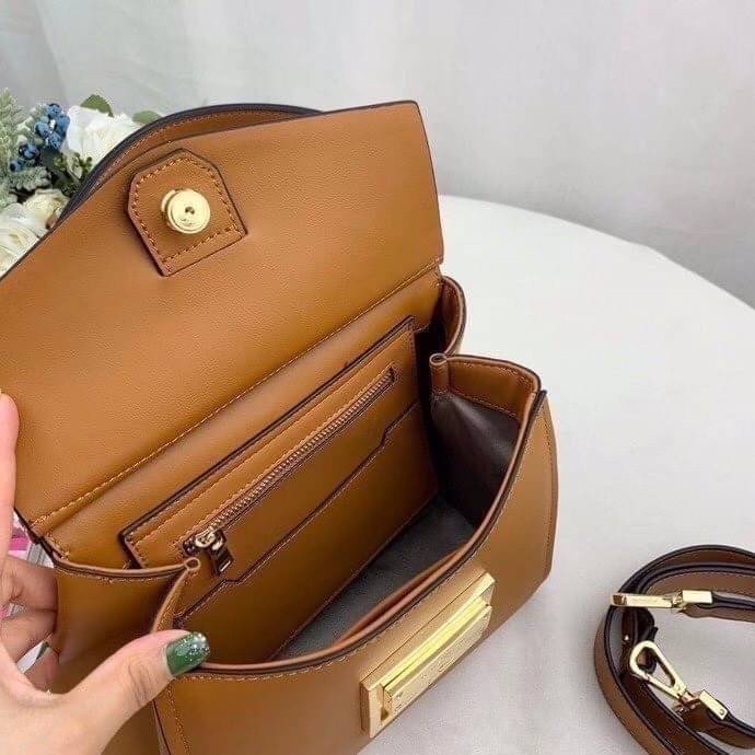 หนังแท้ Givenchy Mini Mystic Calfskin Leather Satchel / Givenchy Top Handle Bag กระเป๋ารุ่นใบใหม่จากแบรนด์หรู การออกแบบเชิงมุมโดดเด่นด้วยแผ่นปิดสามเหลี่ยมที่มีรายละเอียดพร้อมการปิดด้วยแม่เหล็ก double-G พกติดตัวไว้ที่หูหิ้วด้านบนหรือสวมสายสะพายทรงเรียวเพื่