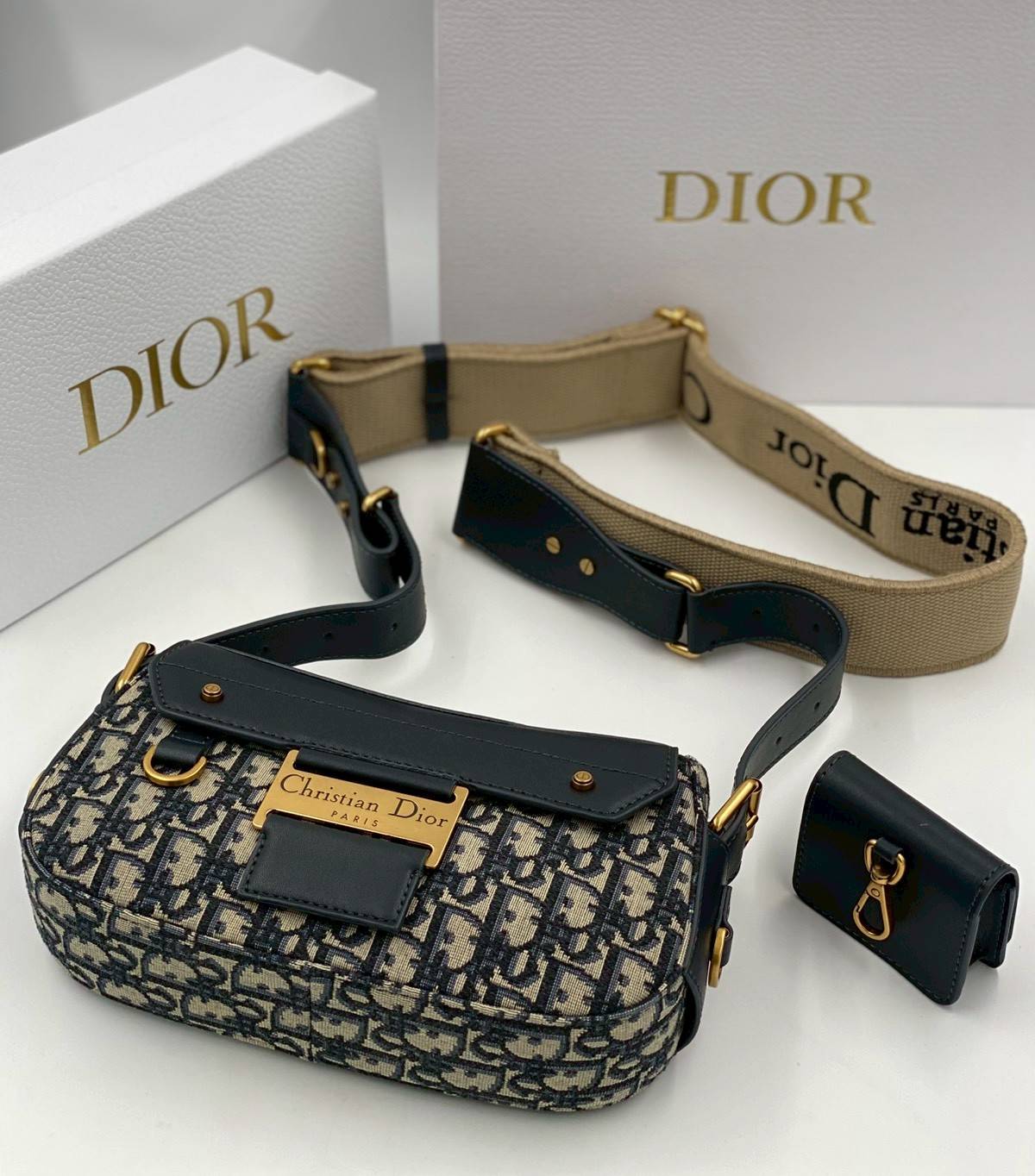 ORI หนังแท้ | DIOR Small Streetchic Bag Blue Dior Oblique Jacquard and Smooth Calfskin กระเป๋าสะพายนิยามใหม่ของดีไซน์อันเป็นเอกลักษณ์ ฝาพับแบบแม่เหล็กสีทองโบราณสลักลาย Christian Dior Paris และห่วง D-ring ทันสมัย