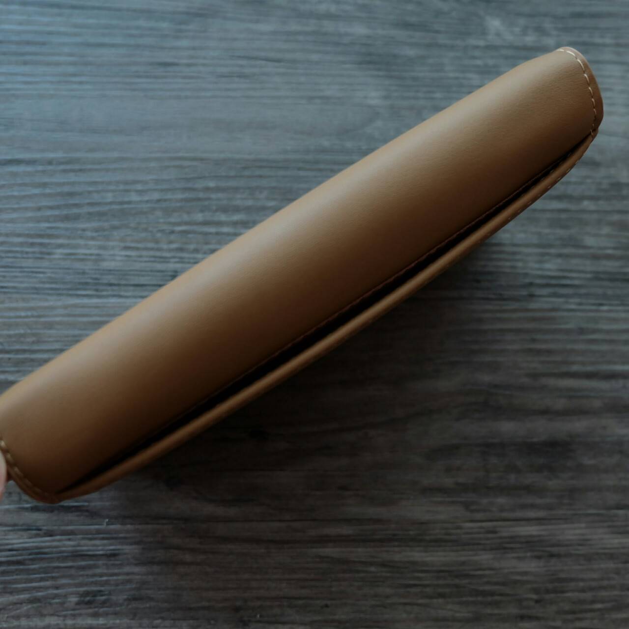 CHARLES&KEITH FRONT FLAP WALLET กระเป๋าสตางค์แบบ cluth คลัช รุ่นชนช็อปเปิดปิดด้วยฝาปิดกระดุมแม่เหล็ก ด้านหน้ามีโลโก้แบรนด์ ภายในมีช่องใส่ของ เยอะค่ะ มีทั้งฝช่องซิป และช่องใส่บัตรหลายช่อง สามารถใส่ธนบัตร มือถือ เหรียญและบัตรได้เยอะ มีกระดุมปรับขยายทรง มาพร