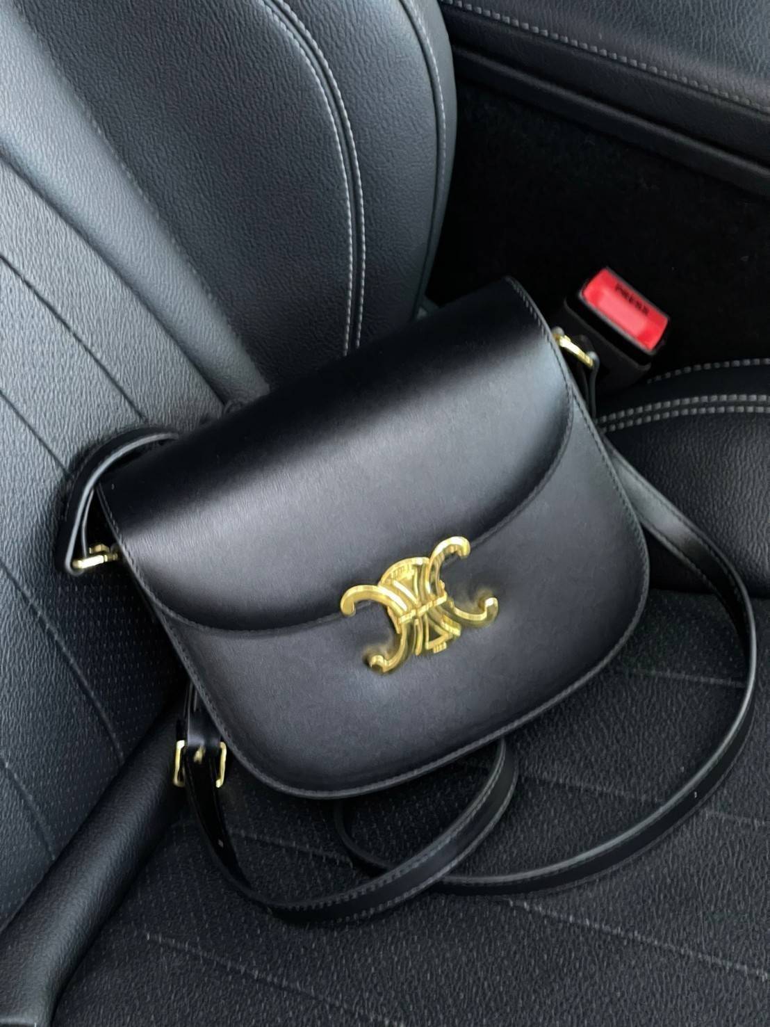 VIP 🥂 CELINE TEEN BESACE TRIOMPHE IN SHINY กระเป๋าสะพายคาดลำตัวรุ่นนี้นับว่าเป็นกระเป๋าอีกหนึ่งรุ่นในซีรีส์ Triomphe ที่ได้รับความนิยมอย่างมาก ด้วยรูปร่างทรงโค้งมนมีความคลาสสิกตามแบบฉบับของ Celine เพิ่มความหรูหราและโดดเด่นด้วยการตกแต่งด้วยโลโก้โลห