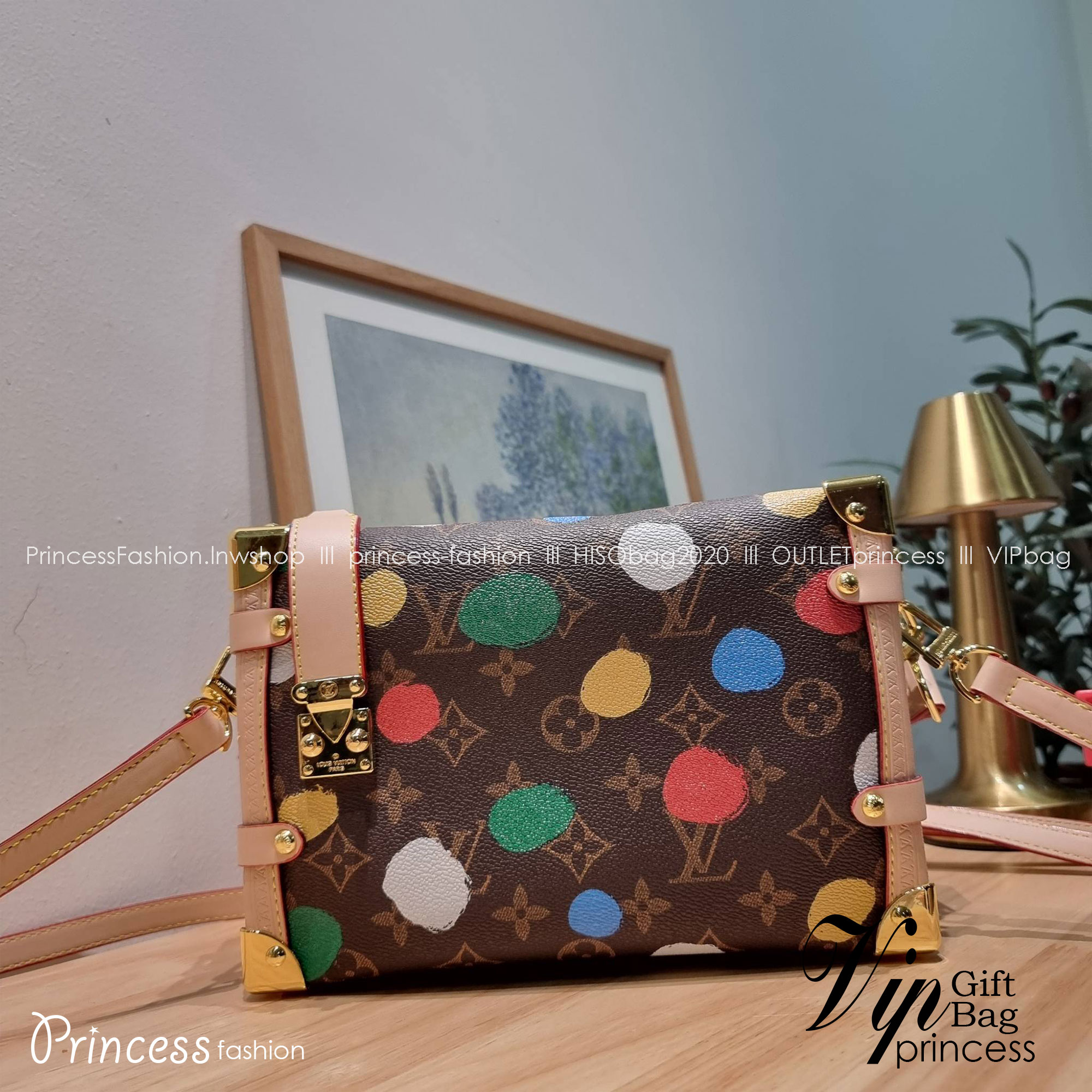 LV x YK SIDE TRUNK Monogram canvas bag สุดยอดกระเป๋าไอคอนนิค ทรงสวย ดีไซน์ใหม่ สวยมีเสน่ห์ รูปทรงกล่อง โดดเด่นด้วยหมุดเข้ามุม ซิปเปิด-ปิดล็อคได้ วัสดุหนังแคนวาส