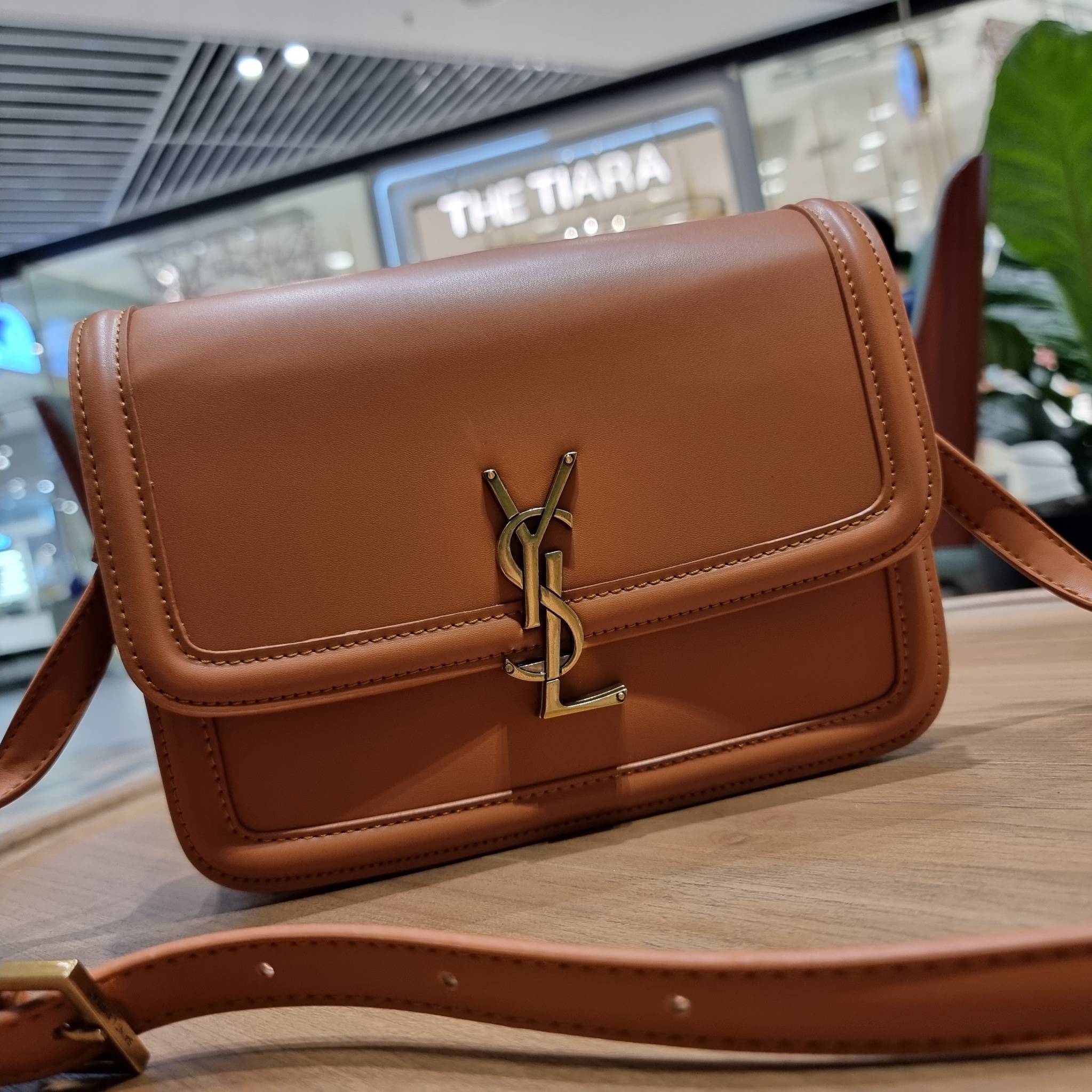 YSL SOLFERINO SATCHEL LEATHER / Yves Saint laurent crossbody bag กระเป๋าสะพายข้าง โลโก้โดดเด่น ดีเทลดูแพงด้วยตัวล็อค ใช้งานง่าย แน่นหนา วัสดุหนังแท้เต็มใบ ภายในเป็นช่องโล่ง ใส่ของสำคัญได้เลยสบายๆ สายสะพายครอส ปรับใช้ได้ตามตัว ใบจริงสวยคม ราคาสุดคุ้มพร้อม 