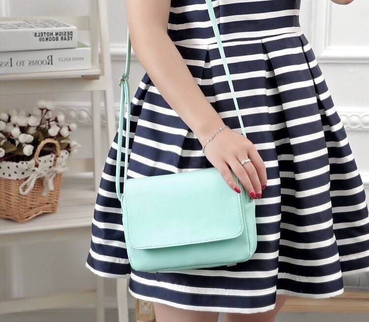 กระเป๋าสะพาย H&M รุ่น cross body bag มี 4 สี : ดำ , ชมพูนู๊ด , เหลือง , มิ้นท์