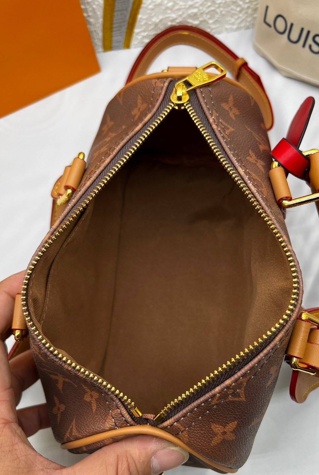 LV Keepall Bandoulière 25 Bag Monogram Dust กระเป๋าสะพายรุ่นใหม่ เพิ่มลูกเล่นใหม่ด้วยกลิ่นอายสไตล์เวสเทิร์นจาก Monogram Dust สุดไอคอนิกด้วยพู่ขนาดใหญ่โดดเด่น พิมพ์ลายโมโนแกรม สวยเท่คลาสสิกก่อนใคร