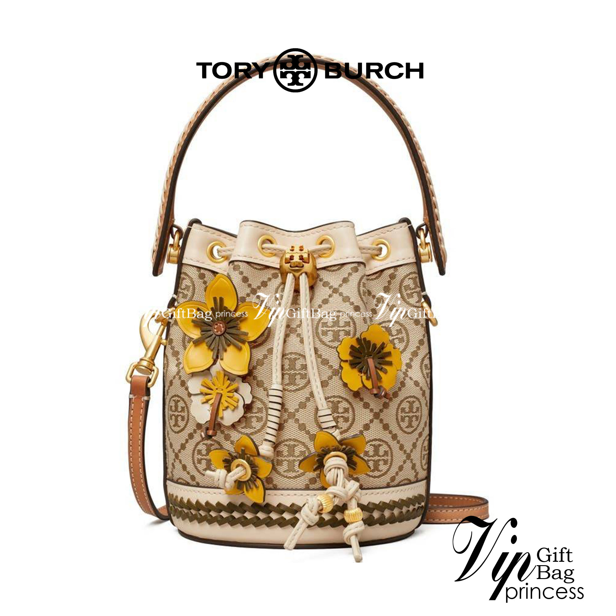 TORY BURCH MINI T MONOGRAM FLORAL BUCKET BAG คอลเลคชั่นใหม่ พร้อมเสิร์ฟความสวยให้ถึงบ้าน!! กระเป๋าบัคเก็ตทรงยอดนิยม ไซส์มินิ ดีไซน์ใหม่ล่าสุด สไตล์งานคราฟ มีลูกเล่นประดับดอกไม้กับตัวกระเป๋า และตัวรูดสาย วัสดุผ้า jacquard ตัดสลับหนังแท้ หูจับและขอบกระเป๋าต
