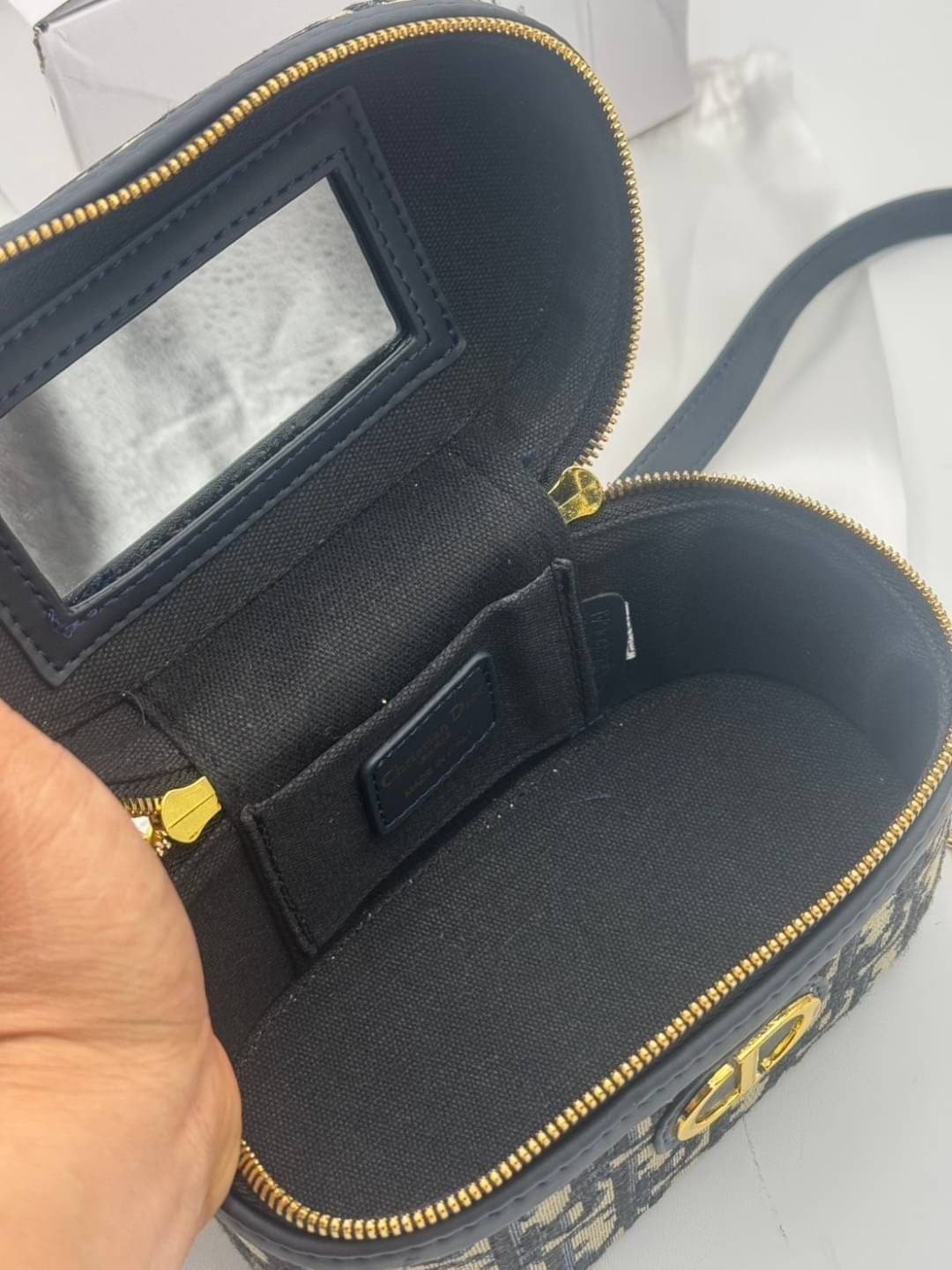 DIOR Mini 30 Montaigne Beauty Case Jacquard Oblique blue กระเป๋าถือ/สะพาย ใส่เครื่องสำอางค์ทรงกล่องสวย ใช้เป็น everyday bag ได้ทุกวัน พกของสำคัญก็ยังได้ ดีไซน์เป็นเอกลักษณ์