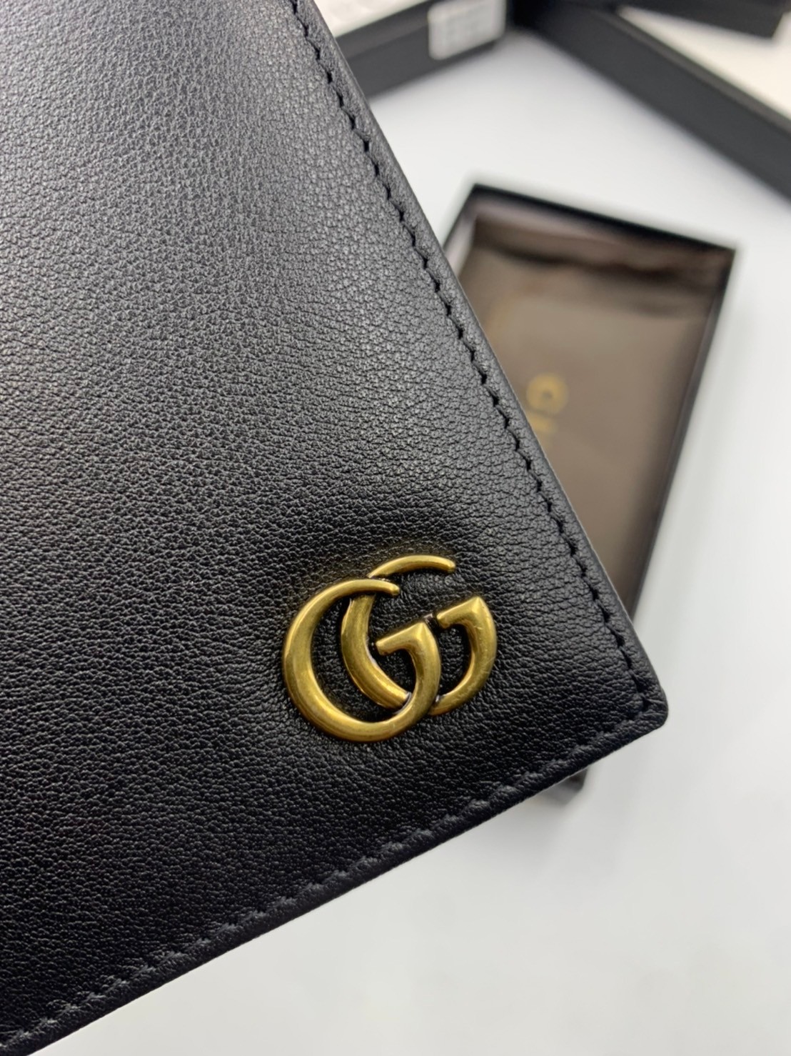 GUCCI MEN WALLET / GUCCI LONG WALLET / GUCCI WALLET กระเป๋าสตางค์ใบยาวผู้ชาย งานหนังแท้ ผสมผสานความสง่างามและคลาสสิกที่เข้ากับยุคสมัย ด้านหน้าโดดเด่นด้วยซิกเนเจอร์แบรนด์ เป็นอีกหนึ่งรุ่นที่ดาราเชเลปใช้กันเยอะมาก พร้อมส่งที่ไทย ภาพสินค้าถ่ายจากงานขายจริง ใ
