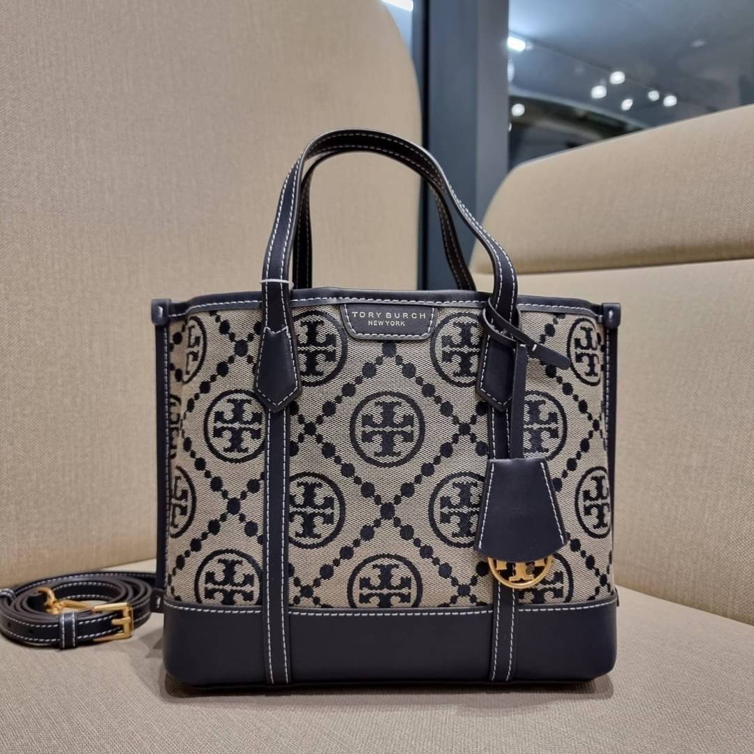 TORY BURCH PERRY MONOGRAM JACQUARD SMALL TRIPLE COMPARTMENT TOTE กระเป๋าโท้ท ไซส์เล็ก ลายโมโนแกรมสุดฮิต ปังไม่หยุดจริงๆ ขนาดกำลังสวย มาพร้อมหูจับในตัว และสายสะพายที่ปรับใช้ได้ไม่มีเบื่อ วัสดุผ้า jacquard ทักทอลาย ตัดขอบด้วยหนังแท้ ปากกระเป๋ามีกระดุมแม่เหล