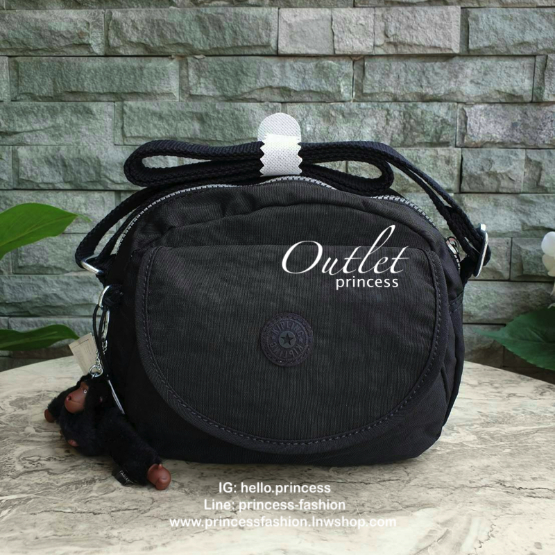 Kipling nylon shoulder bag รุ่น ( K15313 ) >>พร้อมส่งค่ะกระเป๋าสะพายข้างรุ่นใหม่ล่าสุด วัสดุไนล่อน กันน้ำ บุด้วยนวมที่ฐานกระเป๋าเพิ่มความนุ่ม >>รูปทรงสวย ขนาดกระทัดรัด มีช่องกระเป๋าด้านหน้าใส่ของจุกจิกหนึ่งช่อง >>มีช่องซิปหลักนะค่ะ ด้านใ