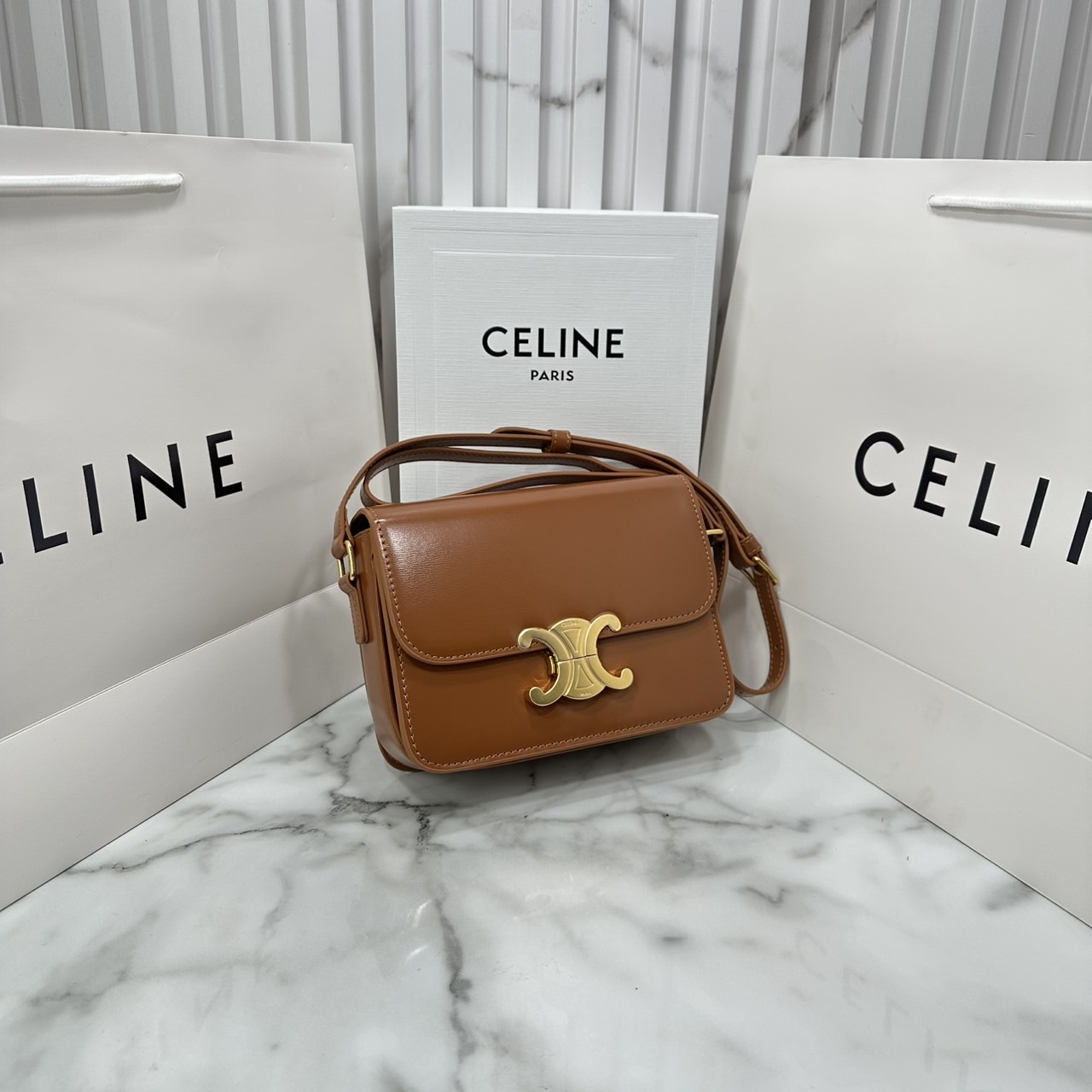 ORI หนังแท้ | 7" CELINE TRIOMPHE TEEN BAG in glossy leather กระเป๋าสะพายรุ่นยอดนิยม ถ่ายทอดให้เห็นถึงแก่นแท้ของสไตล์แบบ CELINE งานหนังเรียบเงาสวยหรูหรา